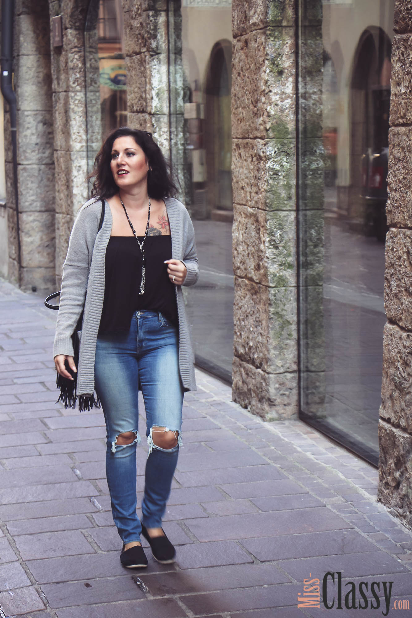 OUTFIT - Destroyed Jeans mit grauer Strickjacke in Innsbruck