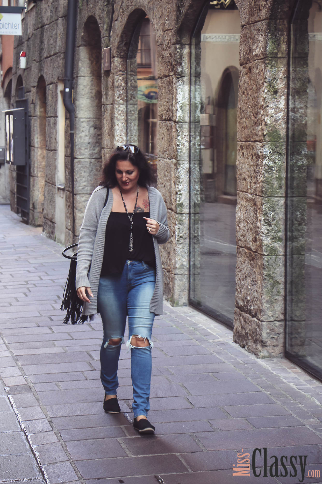 OUTFIT - Destroyed Jeans mit grauer Strickjacke in Innsbruck