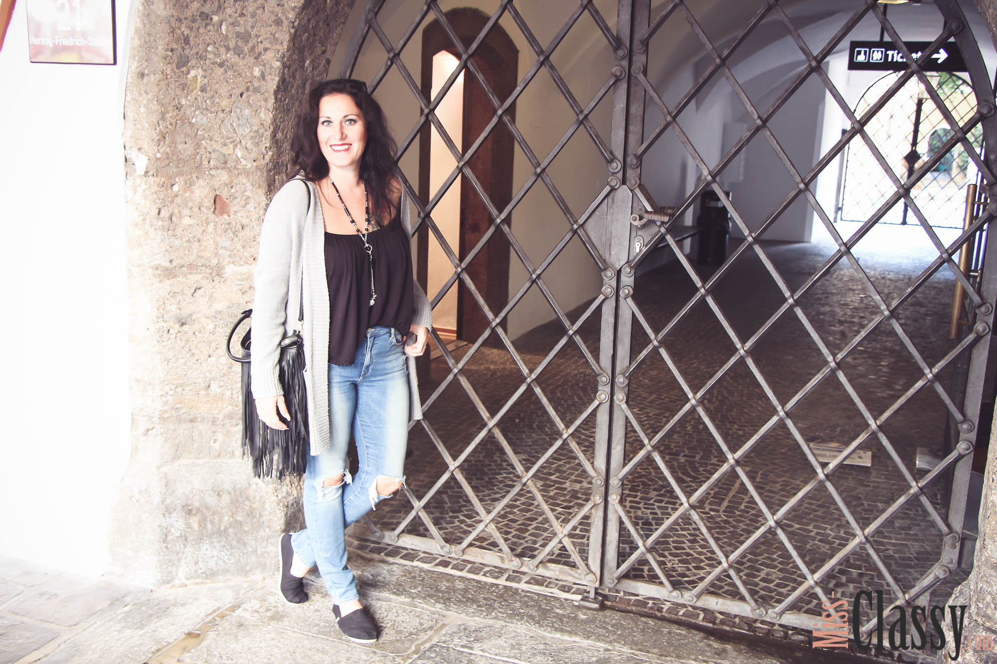 OUTFIT - Destroyed Jeans mit grauer Strickjacke in Innsbruck