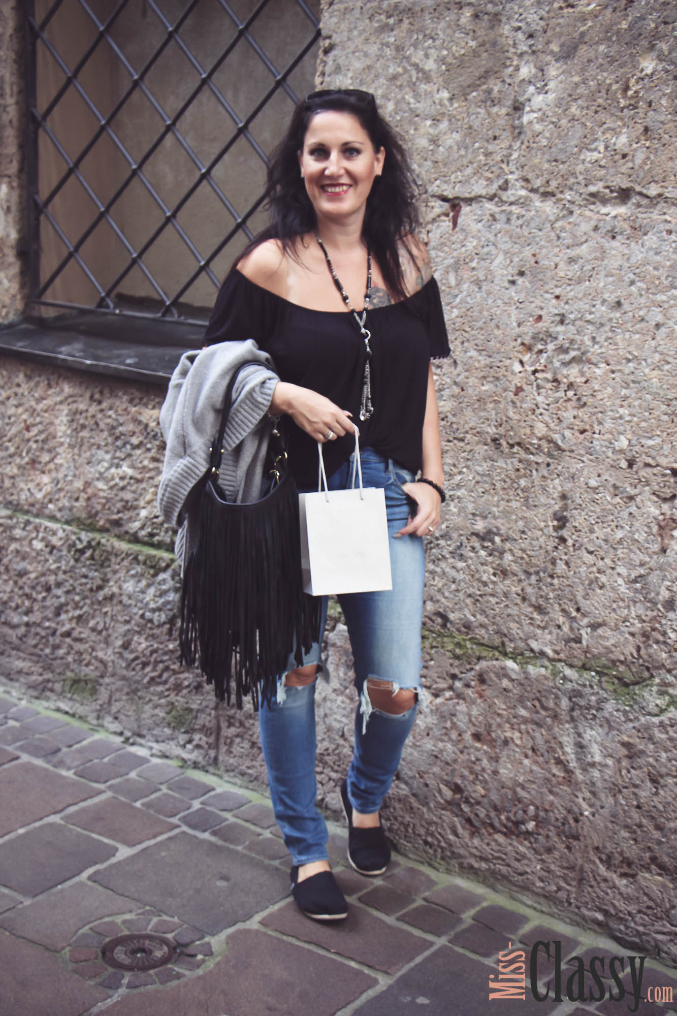 OUTFIT - Destroyed Jeans mit grauer Strickjacke in Innsbruck