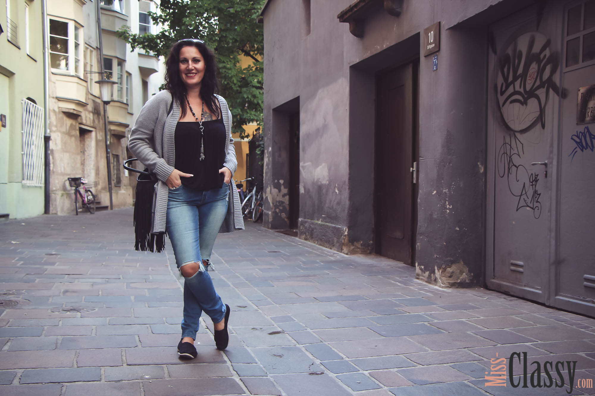 OUTFIT - Destroyed Jeans mit grauer Strickjacke in Innsbruck