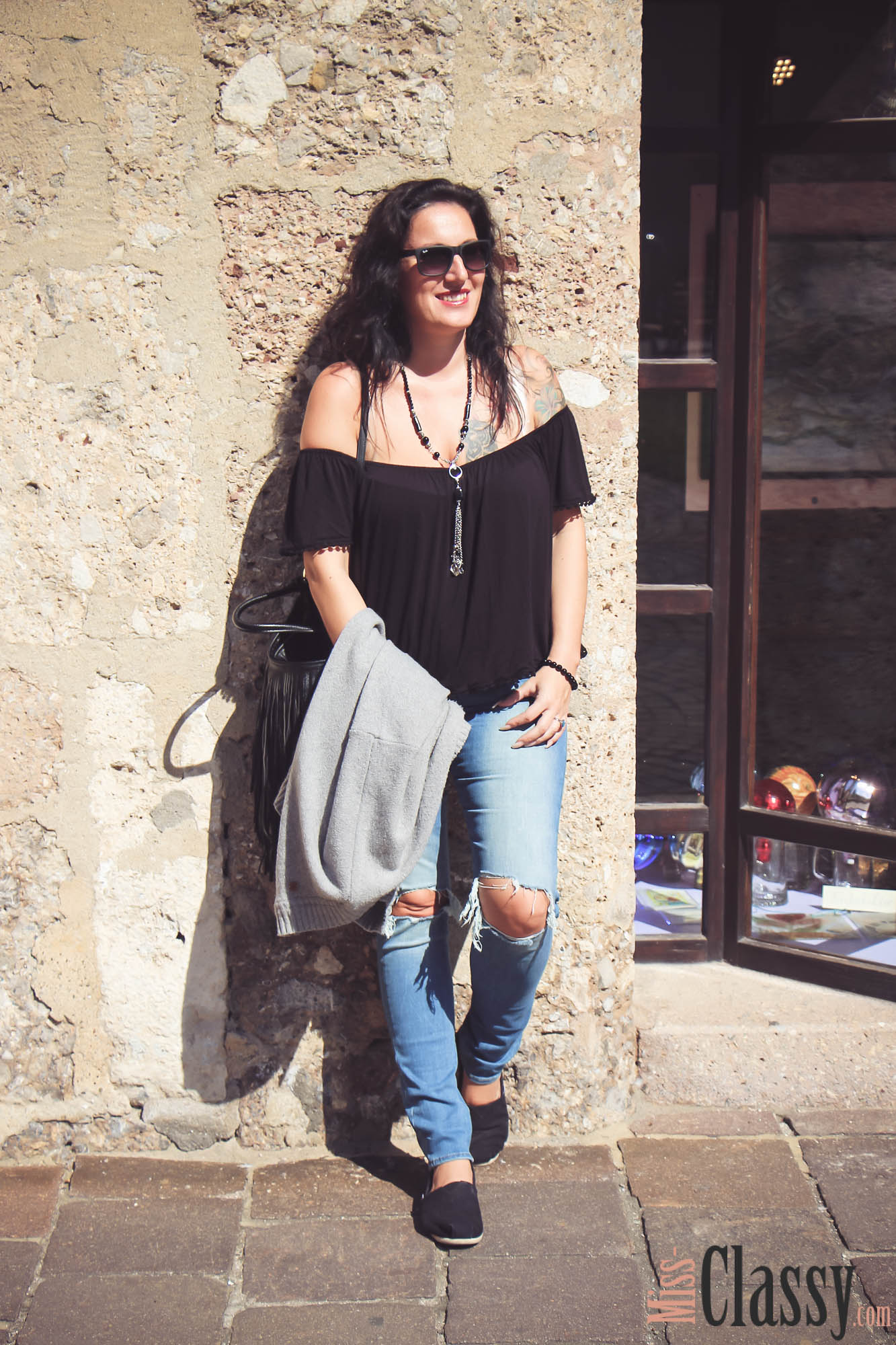 OUTFIT - Destroyed Jeans mit grauer Strickjacke in Innsbruck