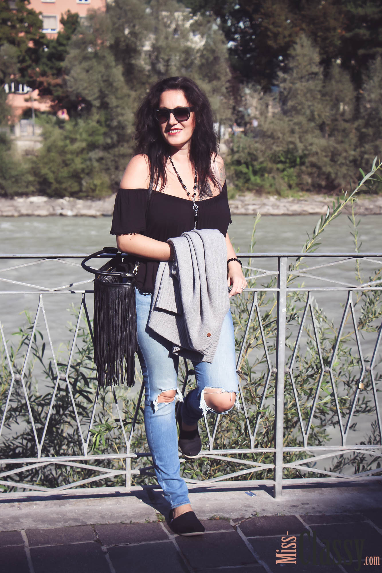 OUTFIT - Destroyed Jeans mit grauer Strickjacke in Innsbruck