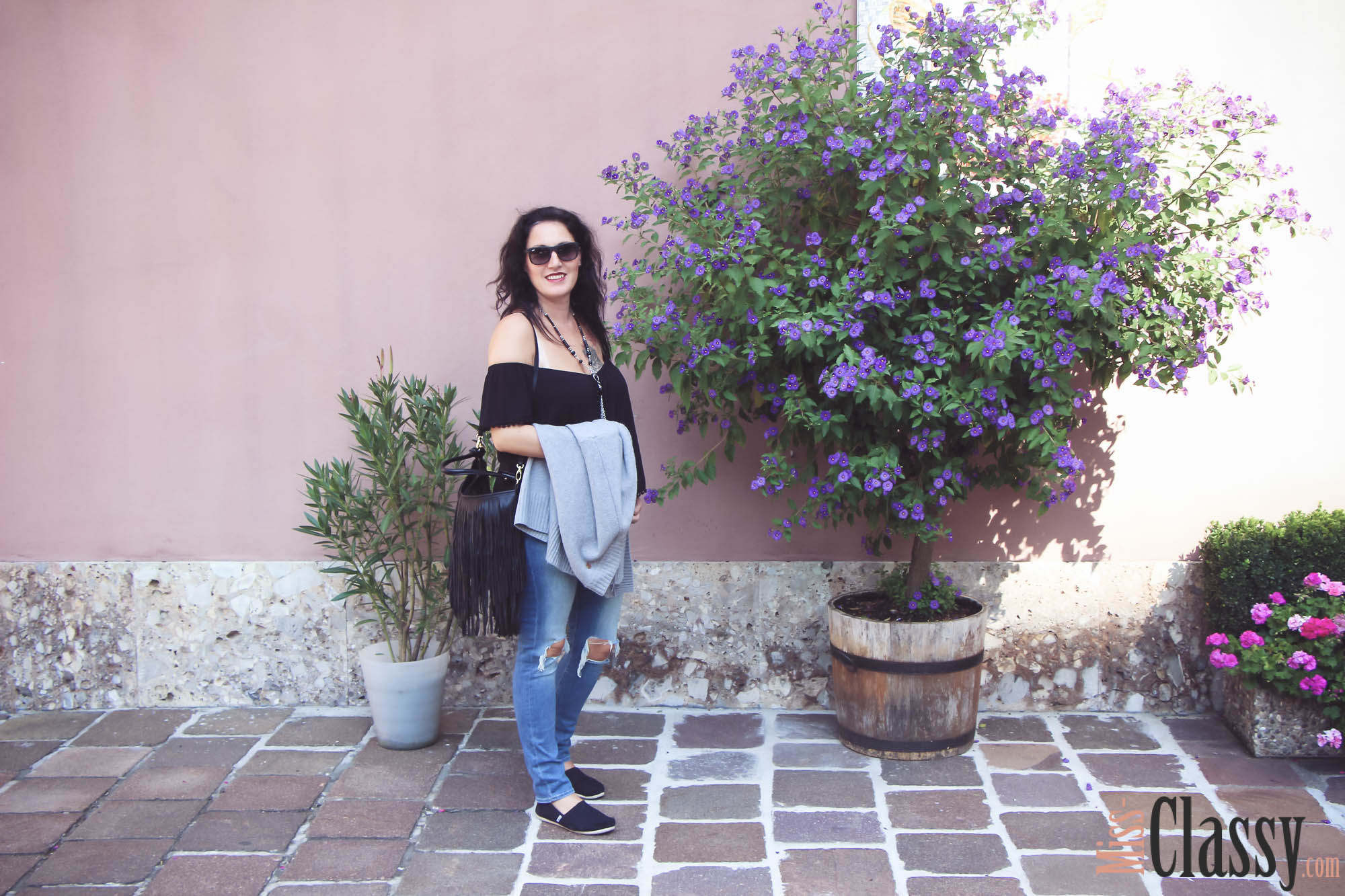 OUTFIT - Destroyed Jeans mit grauer Strickjacke in Innsbruck