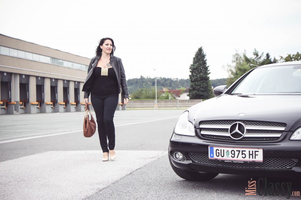 OUTFIT Lady in Black oder das Fotoshooting mit den coolen Jungs - Lederjacke - Michael Kors - Handtasche