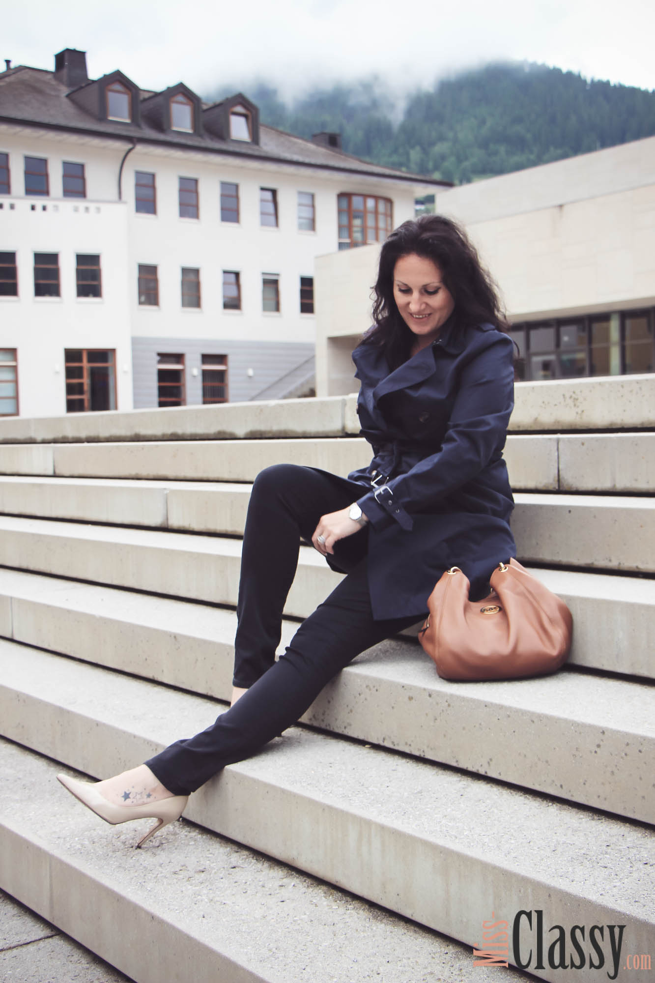 OUTFIT - Blauer Trenchcoat - Ferry Porsche Congress Center Zell am See - High Heels - Michael Kors - Esprit - Peter Kaiser