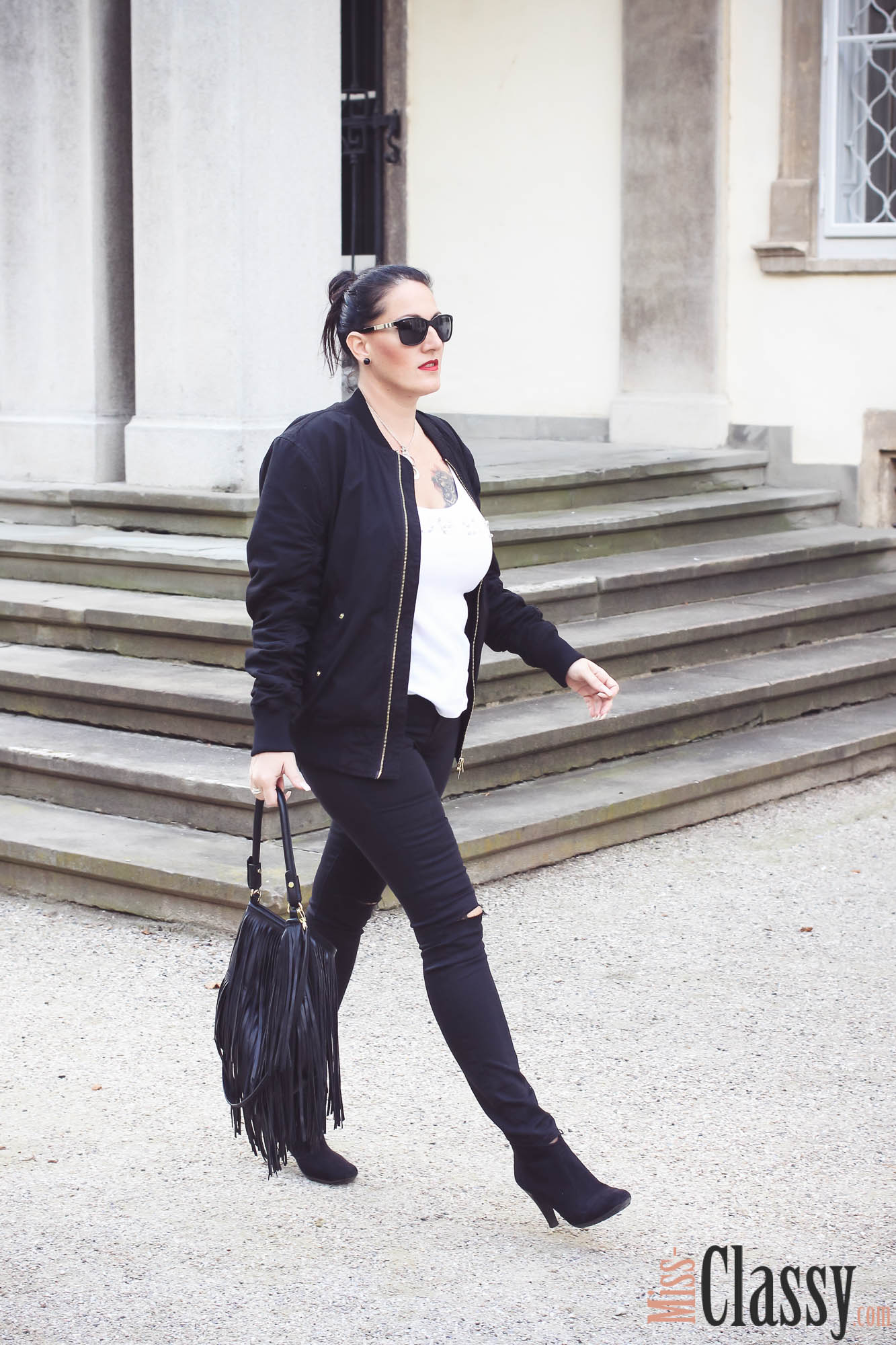 OUTFIT Schwarze Bomberjacke mit ripped Jeans und Fransentasche - Stiefelette - Guess - MAC Lippenstift - Graz - Orangerie im Burggarten