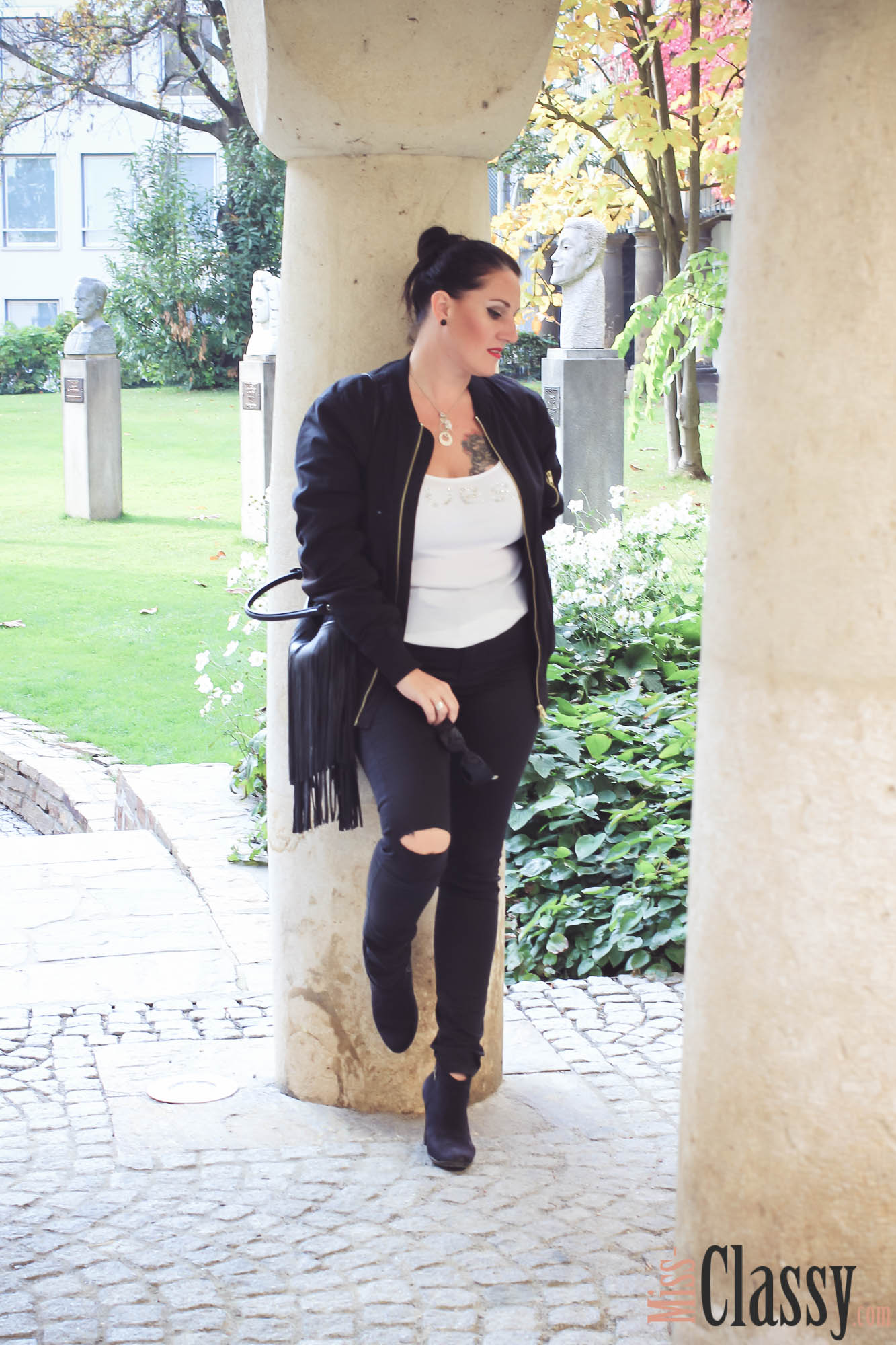 OUTFIT Schwarze Bomberjacke mit ripped Jeans und Fransentasche - Stiefelette - Guess - MAC Lippenstift - Graz - Orangerie im Burggarten