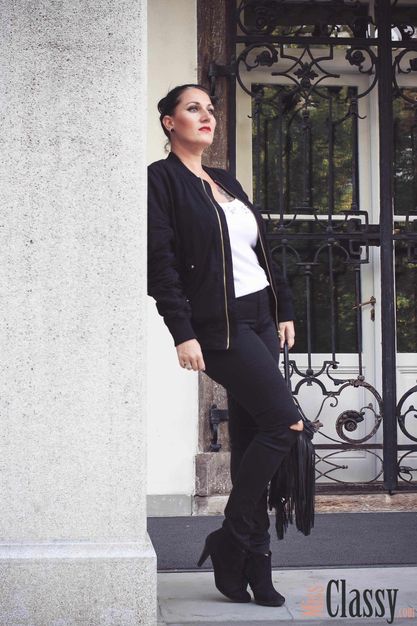 OUTFIT Schwarze Bomberjacke mit ripped Jeans und Fransentasche - Stiefelette - Guess - MAC Lippenstift - Graz - Orangerie im Burggarten