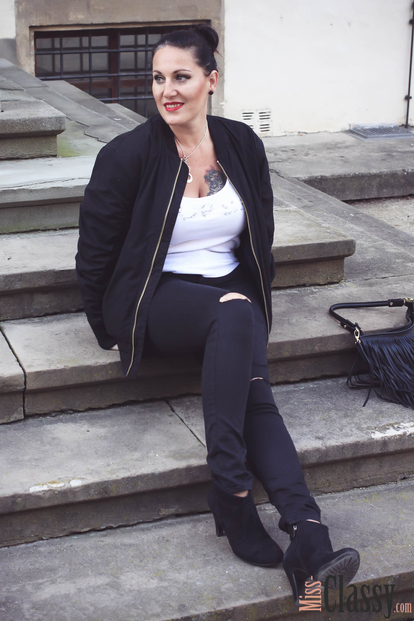 OUTFIT Schwarze Bomberjacke mit ripped Jeans und Fransentasche - Stiefelette - Guess - MAC Lippenstift - Graz - Orangerie im Burggarten