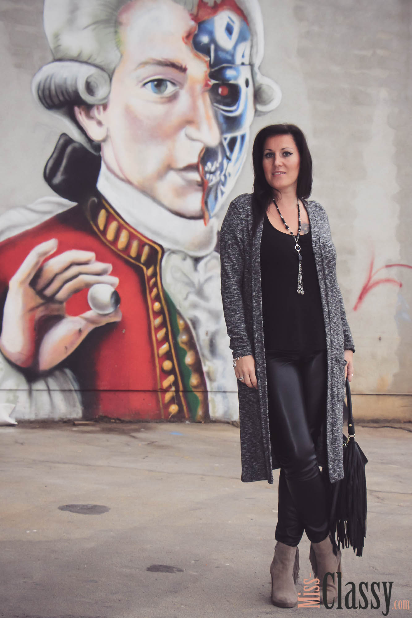 OUTFIT Schwarze Lederhose, grauer Longcardigan und beige Fransenboots - Fransentasche - Graz - Steiermark - Graffiti - Kunst - Art