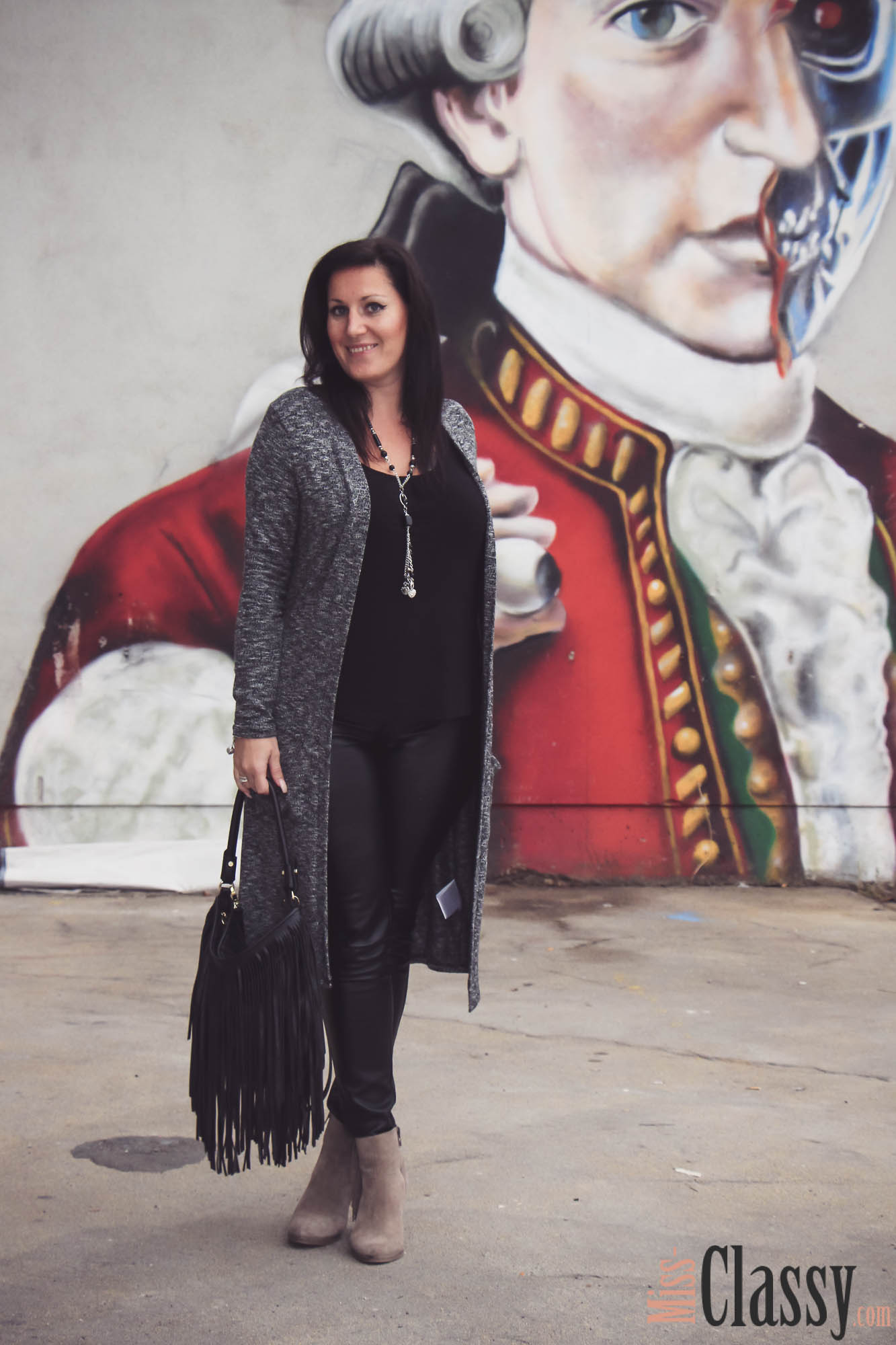 OUTFIT Schwarze Lederhose, grauer Longcardigan und beige Fransenboots - Fransentasche - Graz - Steiermark - Graffiti - Kunst - Art