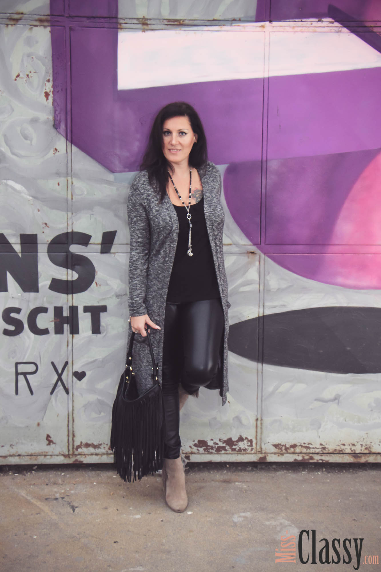 OUTFIT Schwarze Lederhose, grauer Longcardigan und beige Fransenboots - Fransentasche - Graz - Steiermark - Graffiti - Kunst - Art