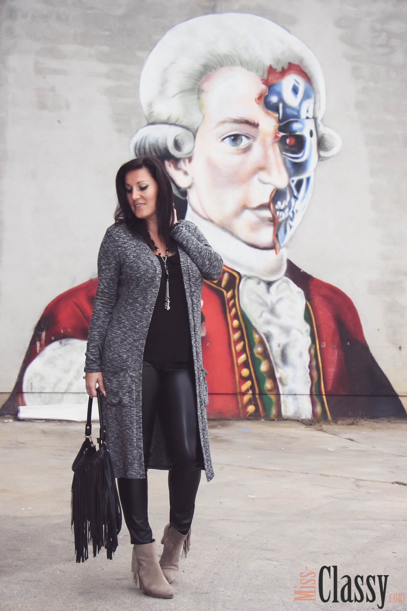 OUTFIT Schwarze Lederhose, grauer Longcardigan und beige Fransenboots - Fransentasche - Graz - Steiermark - Graffiti - Kunst - Art