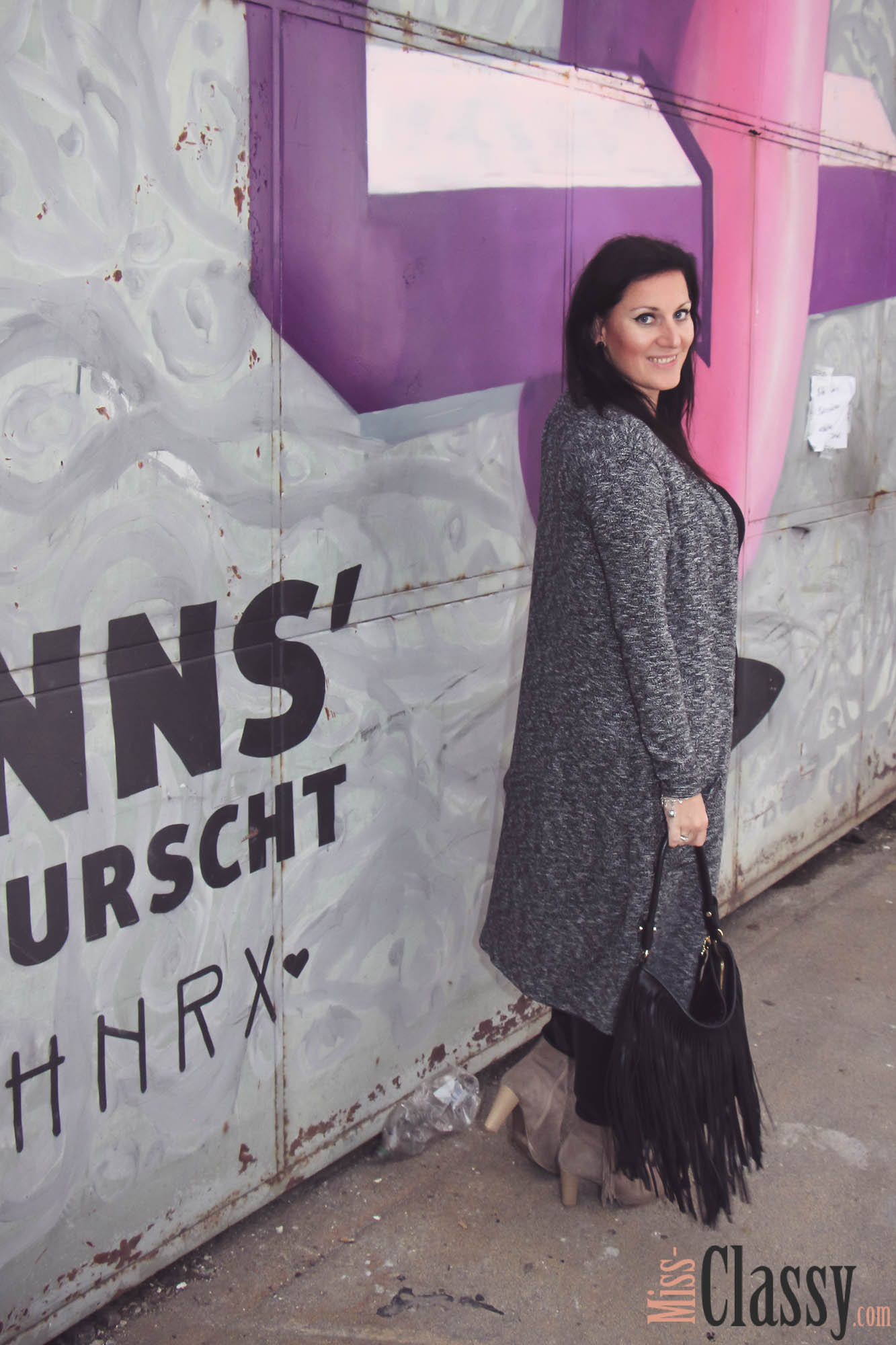 OUTFIT Schwarze Lederhose, grauer Longcardigan und beige Fransenboots - Fransentasche - Graz - Steiermark - Graffiti - Kunst - Art