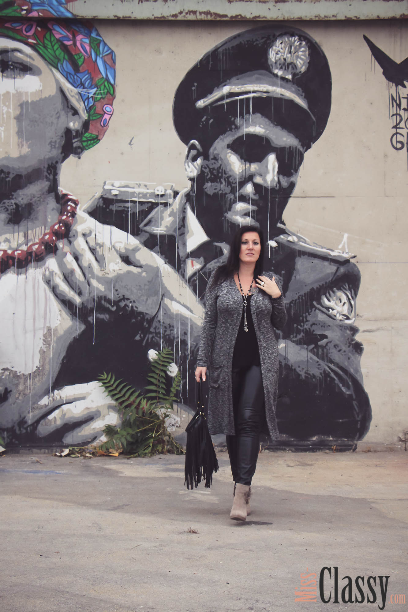 OUTFIT Schwarze Lederhose, grauer Longcardigan und beige Fransenboots - Fransentasche - Graz - Steiermark - Graffiti - Kunst - Art