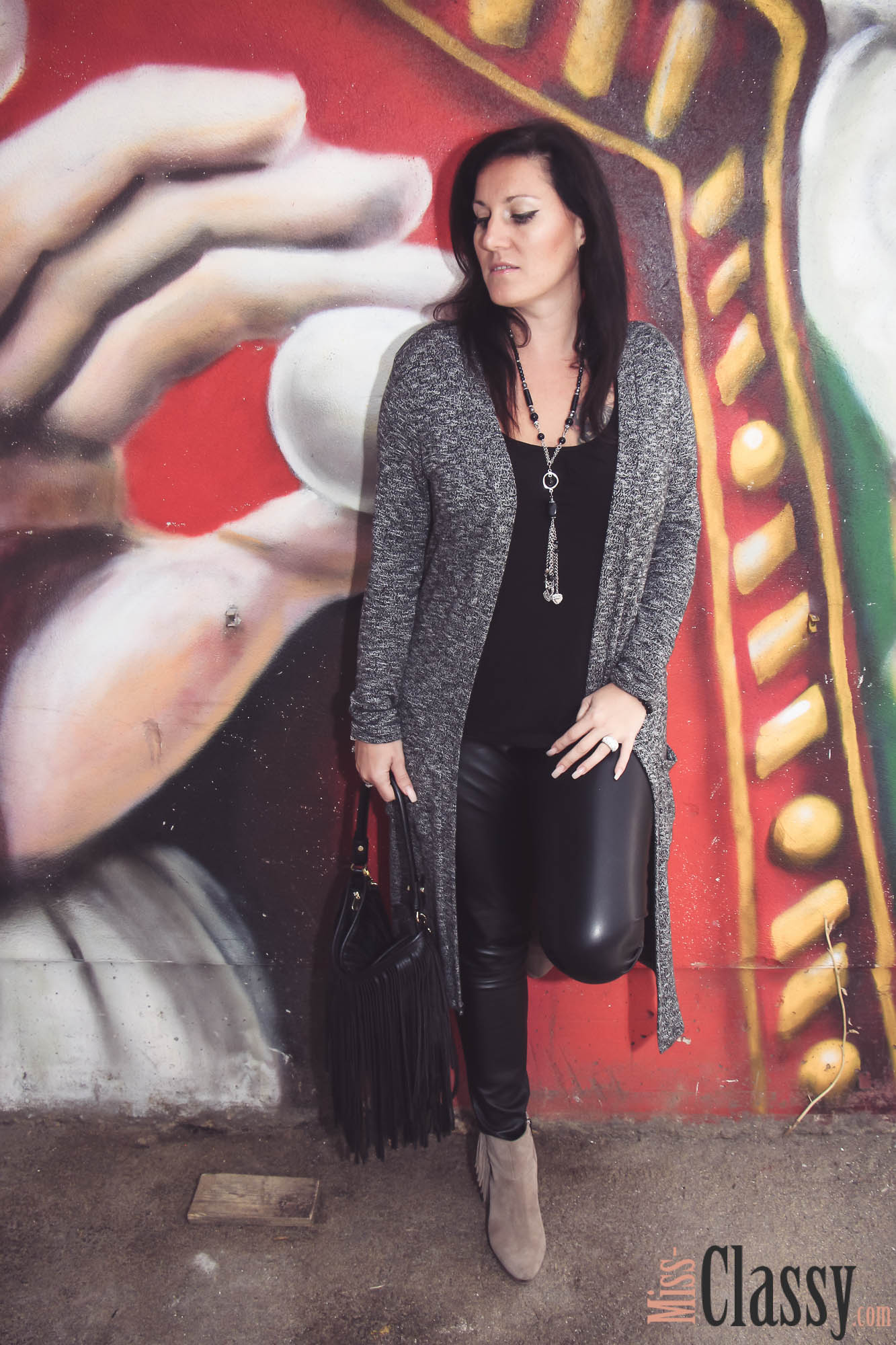 OUTFIT Schwarze Lederhose, grauer Longcardigan und beige Fransenboots - Fransentasche - Graz - Steiermark - Graffiti - Kunst - Art