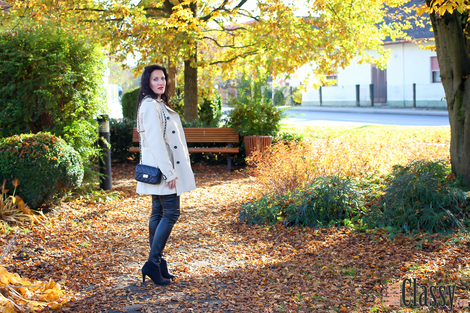 OUTFIT Beiger Trenchcoat mit Lederhose, Miss Classy, missclassy, classy, beclassy, fashionblog, fashionblogger, Österreich, Austria, Steiermark, Graz, Fashion, Style, Mode, Trenchcoat, Zara, Sonnenbrille, Burberry, Lederleggings, Vero Moda, Stiefeletten, Tamaris, Lederhandtasche, Lippenstift, Liptensity Life's Blood, MAC, MAC Cosmetics