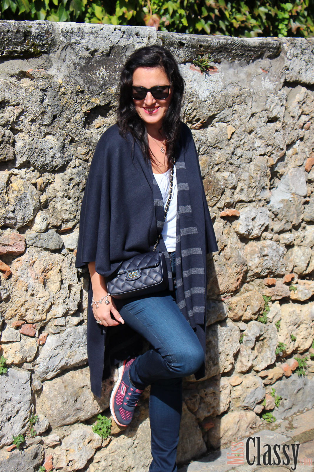 OUTFIT Dunkelblauer Poncho mit Streifenmuster und Sketchers, Miss Classy, miss-classy.com, classy, beclassy, Fashionblog, Fashionblogger, Austria, Österreich, Steiermark, Graz, Cecil, Lederrucksack, Handtasche, Sonnenbrille, Burberry, Sketchers, Jeans, Toskana, Monteriggioni, Herbst, Urlaub, Reise