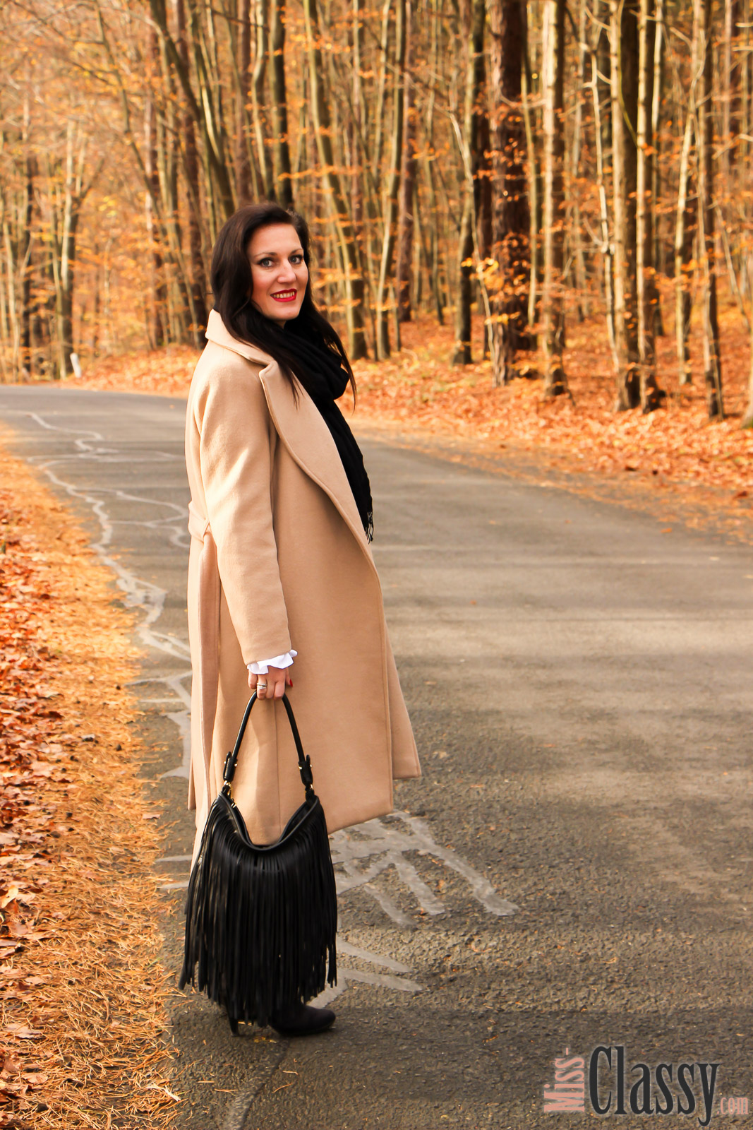 OUTFIT: Wollmantel - Trendiger Camel Coat, Miss Classy, classy, beclassy, Fashionblog, Fashionblogger, Graz, Austria, Bluse, Fransentasche, Schal, Stieletten, Herbst, Herbststimmung, bunte Blätter, Loipersdorf, Steiermark