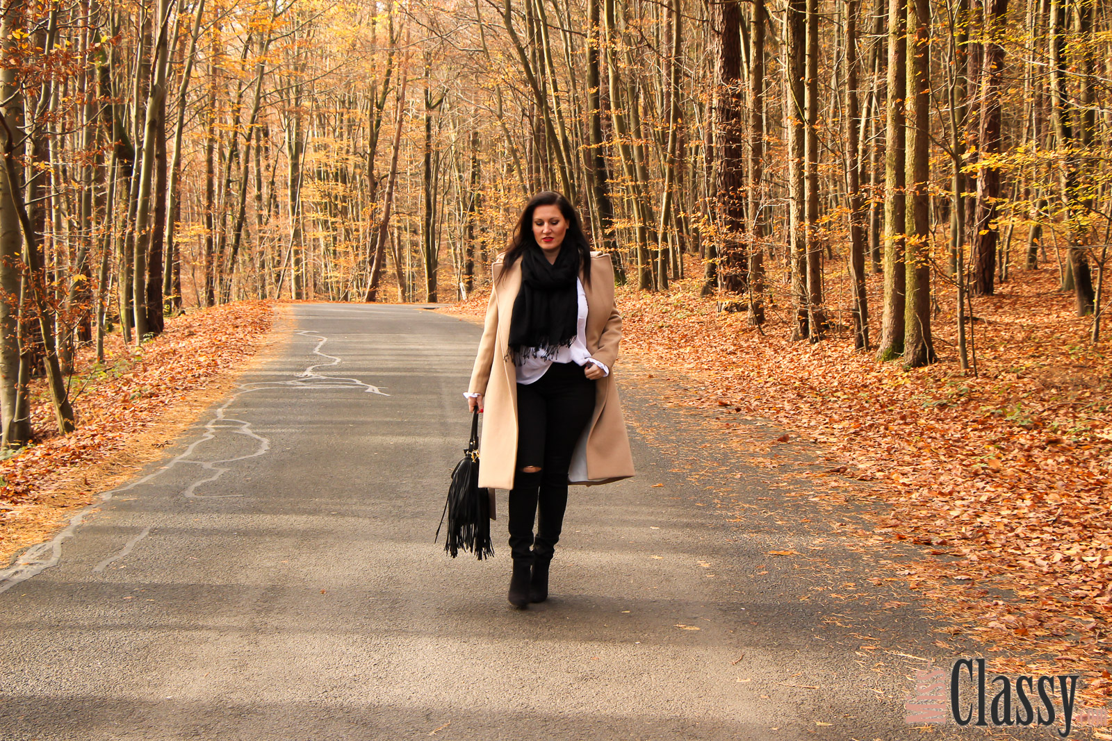 OUTFIT: Wollmantel - Trendiger Camel Coat, Miss Classy, classy, beclassy, Fashionblog, Fashionblogger, Graz, Austria, Bluse, Fransentasche, Schal, Stieletten, Herbst, Herbststimmung, bunte Blätter, Loipersdorf, Steiermark