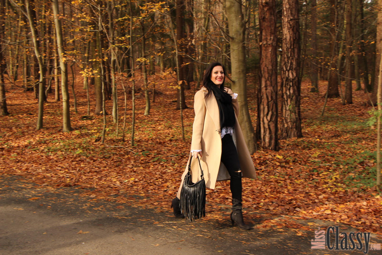 OUTFIT: Wollmantel - Trendiger Camel Coat, Miss Classy, classy, beclassy, Fashionblog, Fashionblogger, Graz, Austria, Bluse, Fransentasche, Schal, Stieletten, Herbst, Herbststimmung, bunte Blätter, Loipersdorf, Steiermark