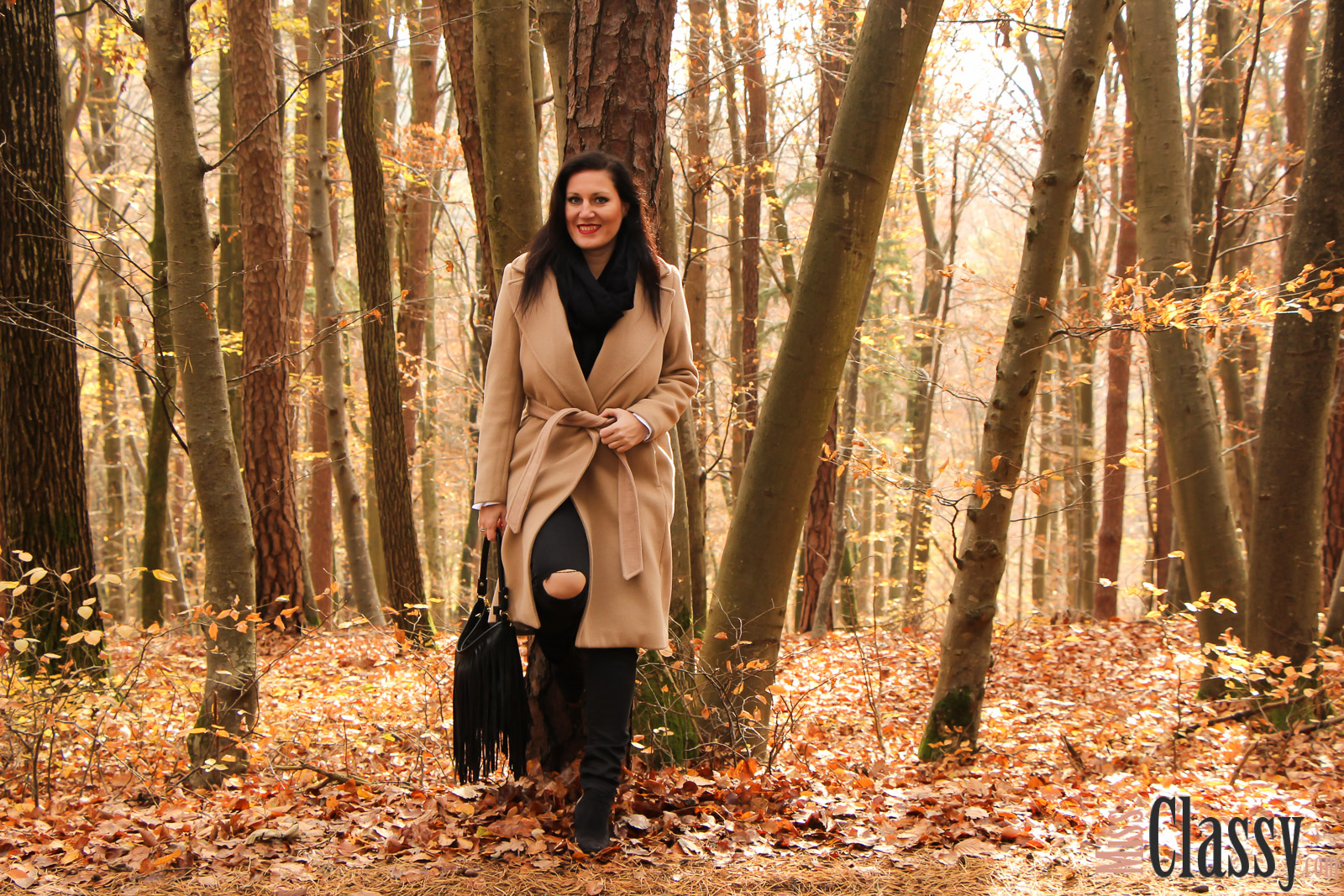 OUTFIT: Wollmantel - Trendiger Camel Coat, Miss Classy, classy, beclassy, Fashionblog, Fashionblogger, Graz, Austria, Bluse, Fransentasche, Schal, Stieletten, Herbst, Herbststimmung, bunte Blätter, Loipersdorf, Steiermark