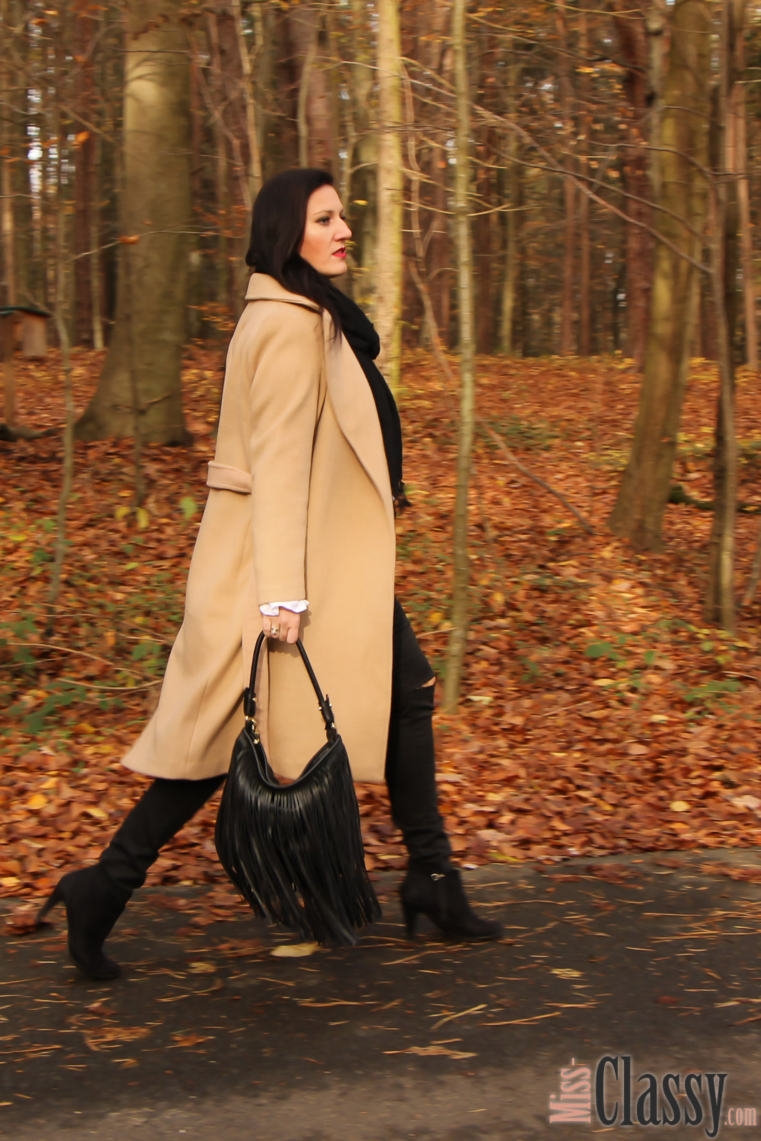 OUTFIT: Wollmantel - Trendiger Camel Coat, Miss Classy, classy, beclassy, Fashionblog, Fashionblogger, Graz, Austria, Bluse, Fransentasche, Schal, Stieletten, Herbst, Herbststimmung, bunte Blätter, Loipersdorf, Steiermark