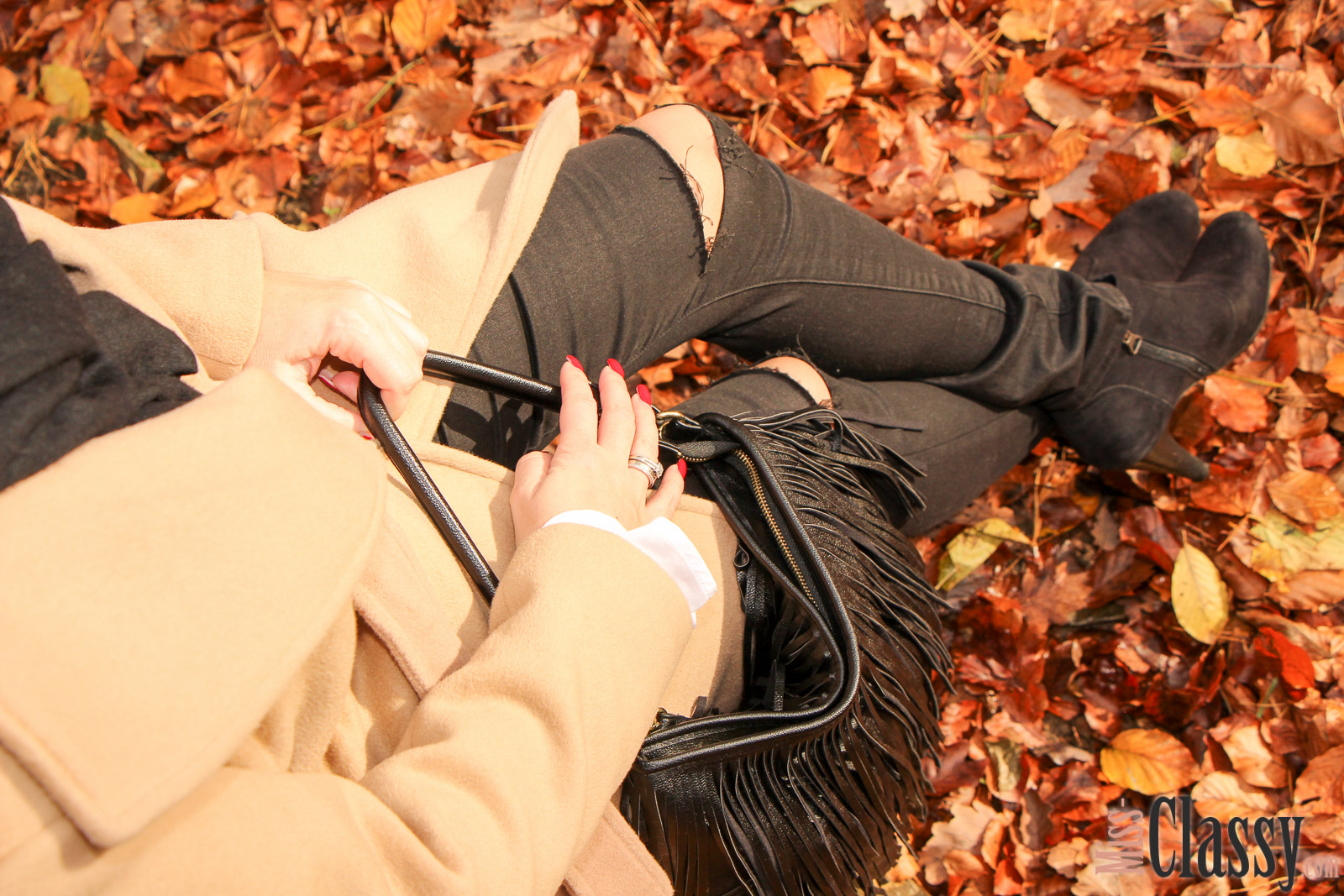 OUTFIT: Wollmantel - Trendiger Camel Coat, Miss Classy, classy, beclassy, Fashionblog, Fashionblogger, Graz, Austria, Bluse, Fransentasche, Schal, Stieletten, Herbst, Herbststimmung, bunte Blätter, Loipersdorf, Steiermark