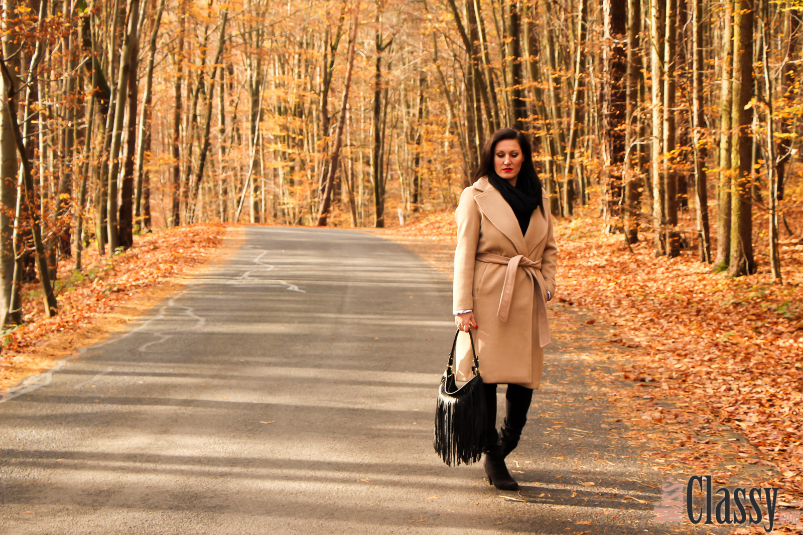 OUTFIT: Wollmantel - Trendiger Camel Coat, Miss Classy, classy, beclassy, Fashionblog, Fashionblogger, Graz, Austria, Bluse, Fransentasche, Schal, Stieletten, Herbst, Herbststimmung, bunte Blätter, Loipersdorf, Steiermark