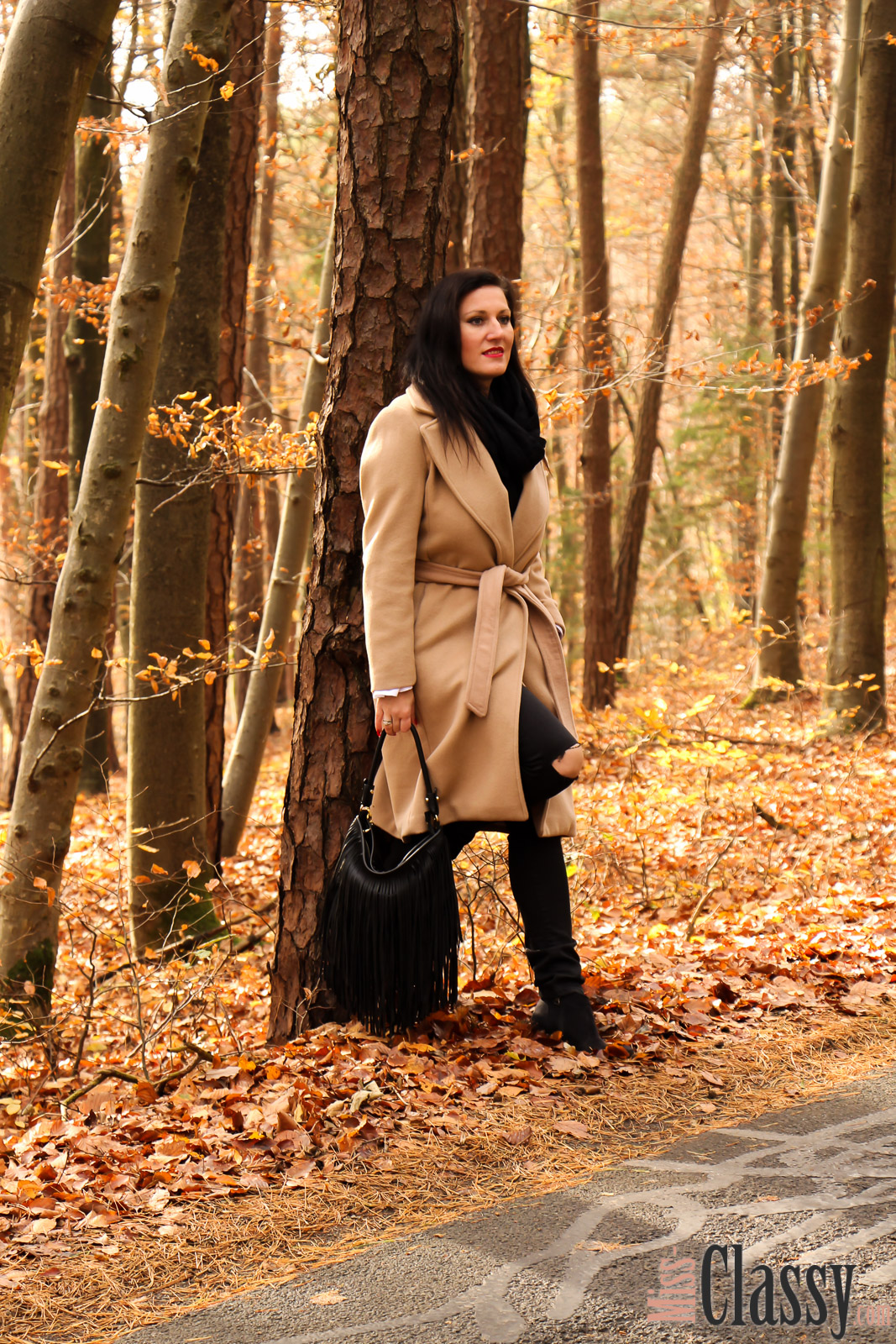 OUTFIT: Wollmantel - Trendiger Camel Coat, Miss Classy, classy, beclassy, Fashionblog, Fashionblogger, Graz, Austria, Bluse, Fransentasche, Schal, Stieletten, Herbst, Herbststimmung, bunte Blätter, Loipersdorf, Steiermark