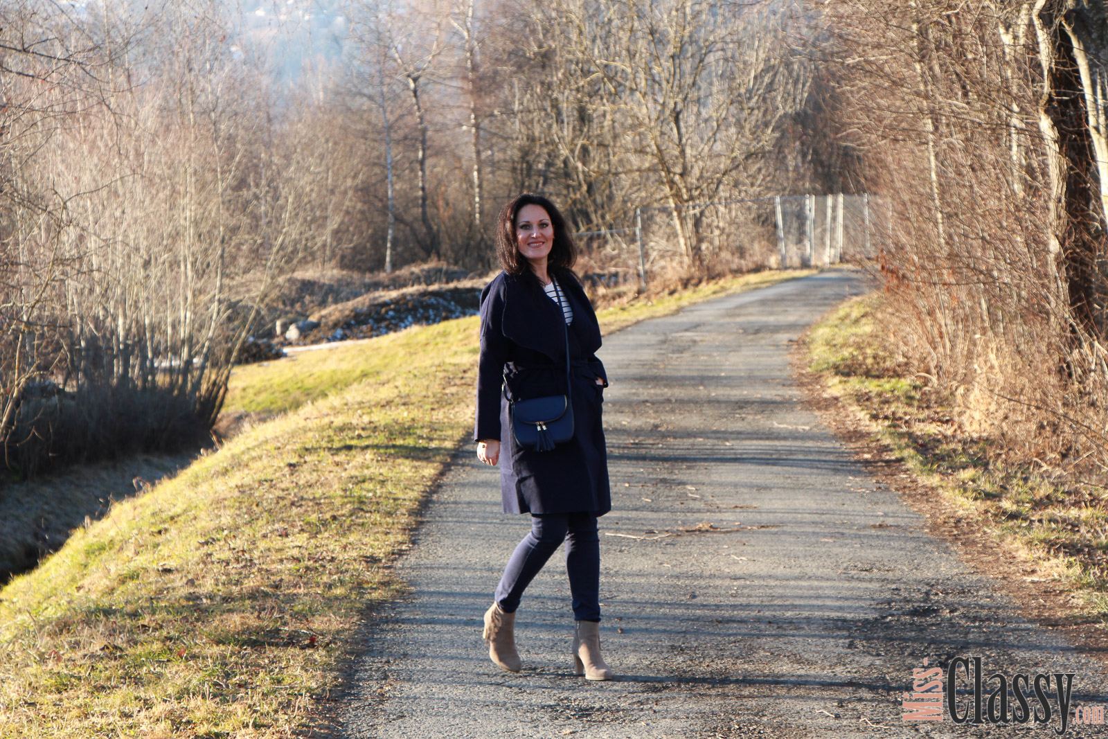 OUTFIT Dunkelblauer Wollmantel mit blauer Hose, blaue Lederhandtasche, beige Fransenboots, Shein, Zara, Michael Kors, Humanic, Paul Hewitt, Ankerarmband, Halskette, Streifenshirt, Miss Classy, classy, beclassy, Fashionblog, Fashionblogger, Fashion, Mode, Austria, Österreich, Graz