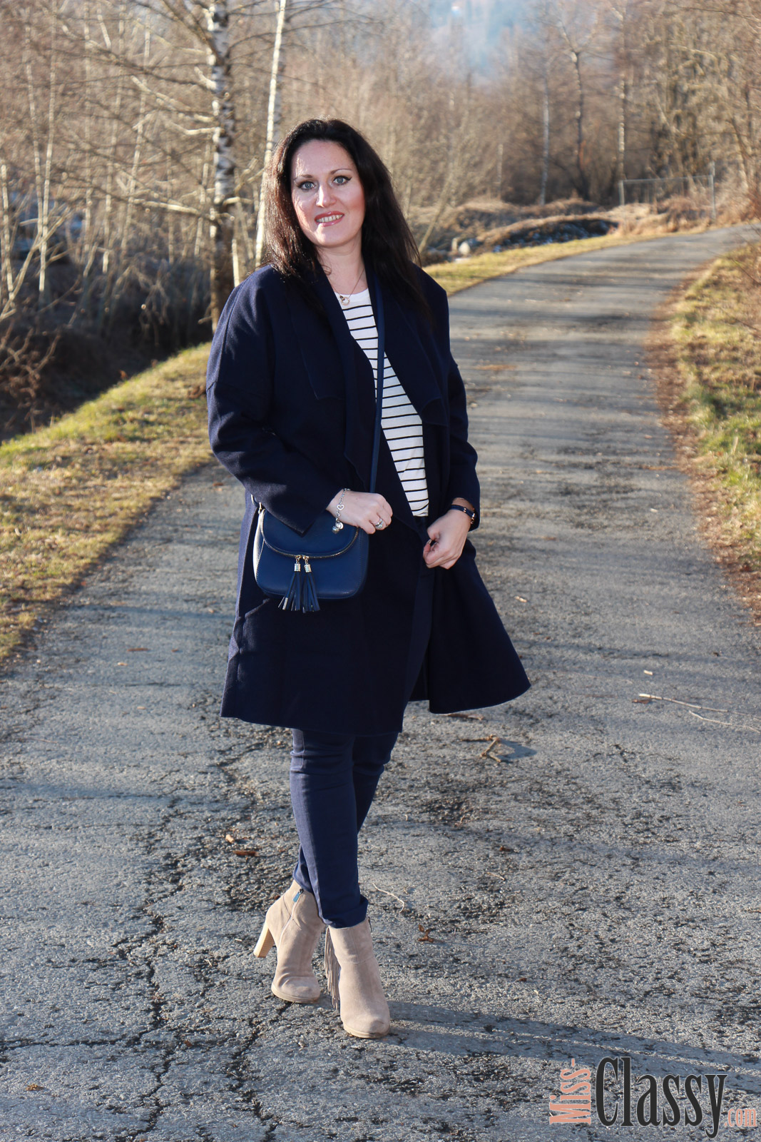 OUTFIT Dunkelblauer Wollmantel mit blauer Hose, blaue Lederhandtasche, beige Fransenboots, Shein, Zara, Michael Kors, Humanic, Paul Hewitt, Ankerarmband, Halskette, Streifenshirt, Miss Classy, classy, beclassy, Fashionblog, Fashionblogger, Fashion, Mode, Austria, Österreich, Graz