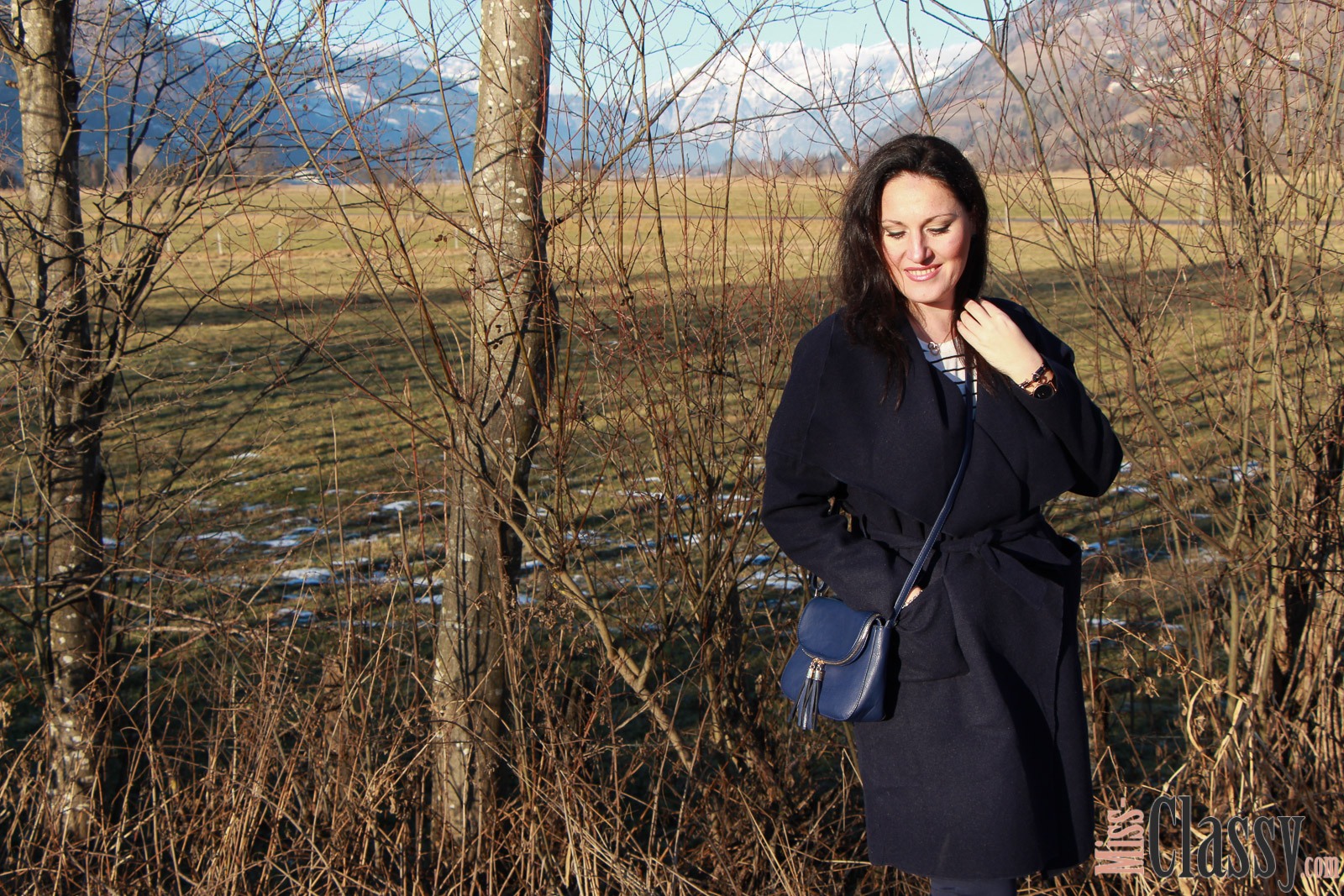 OUTFIT Dunkelblauer Wollmantel mit blauer Hose, blaue Lederhandtasche, beige Fransenboots, Shein, Zara, Michael Kors, Humanic, Paul Hewitt, Ankerarmband, Halskette, Streifenshirt, Miss Classy, classy, beclassy, Fashionblog, Fashionblogger, Fashion, Mode, Austria, Österreich, Graz