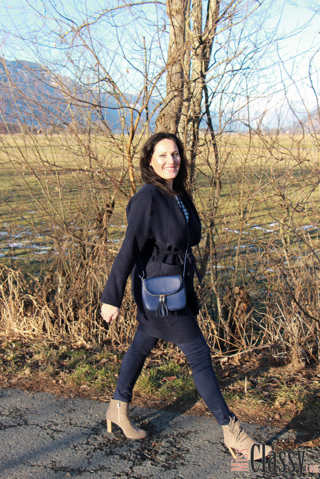 OUTFIT Dunkelblauer Wollmantel mit blauer Hose, blaue Lederhandtasche, beige Fransenboots, Shein, Zara, Michael Kors, Humanic, Paul Hewitt, Ankerarmband, Halskette, Streifenshirt, Miss Classy, classy, beclassy, Fashionblog, Fashionblogger, Fashion, Mode, Austria, Österreich, Graz