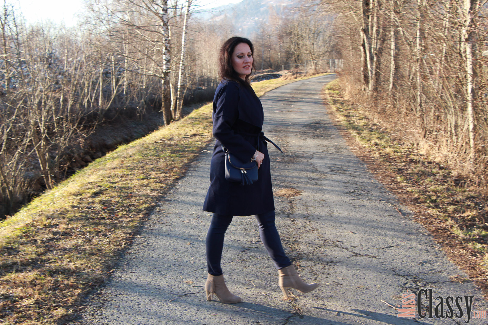 OUTFIT Dunkelblauer Wollmantel mit blauer Hose, blaue Lederhandtasche, beige Fransenboots, Shein, Zara, Michael Kors, Humanic, Paul Hewitt, Ankerarmband, Halskette, Streifenshirt, Miss Classy, classy, beclassy, Fashionblog, Fashionblogger, Fashion, Mode, Austria, Österreich, Graz