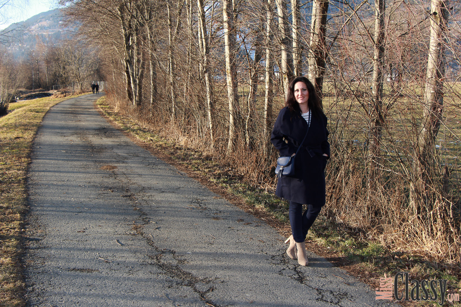 OUTFIT Dunkelblauer Wollmantel mit blauer Hose, blaue Lederhandtasche, beige Fransenboots, Shein, Zara, Michael Kors, Humanic, Paul Hewitt, Ankerarmband, Halskette, Streifenshirt, Miss Classy, classy, beclassy, Fashionblog, Fashionblogger, Fashion, Mode, Austria, Österreich, Graz