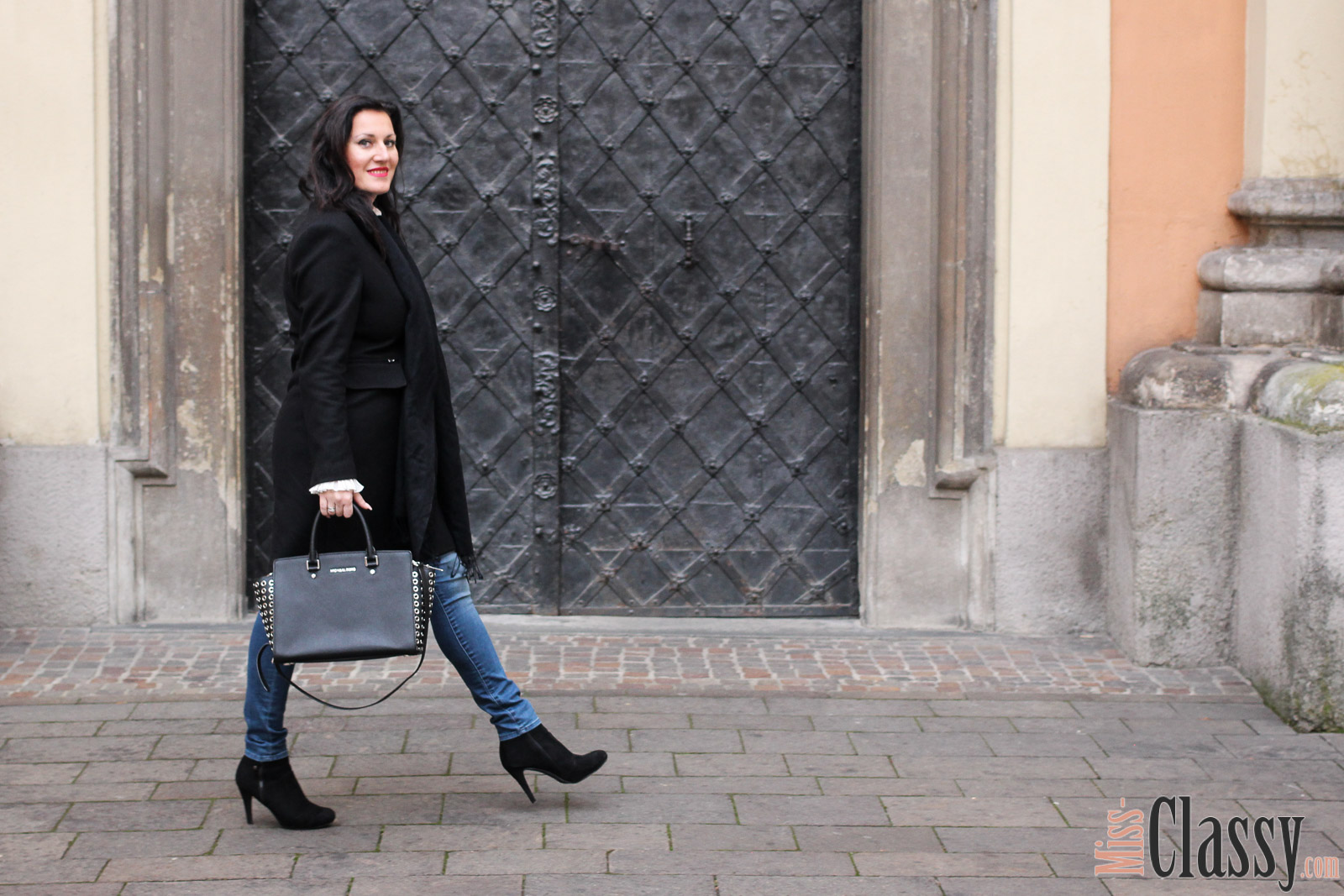 OUTFIT Schwarzer Wollmantel und weiße Bluse mit Glockenärmeln, Miss Classy, classy, beclassy. Fashionblogger, Fashionblog, Fashion, Trend, Österreich, Austria, Graz, Wollmantel, Esprit, Michael Kors, Selma Bag, Weihnachten, Christkindlmarkt Graz, TK Maxx, Stiefeletten, H&M, MAC Cosmetics, Lippenstift