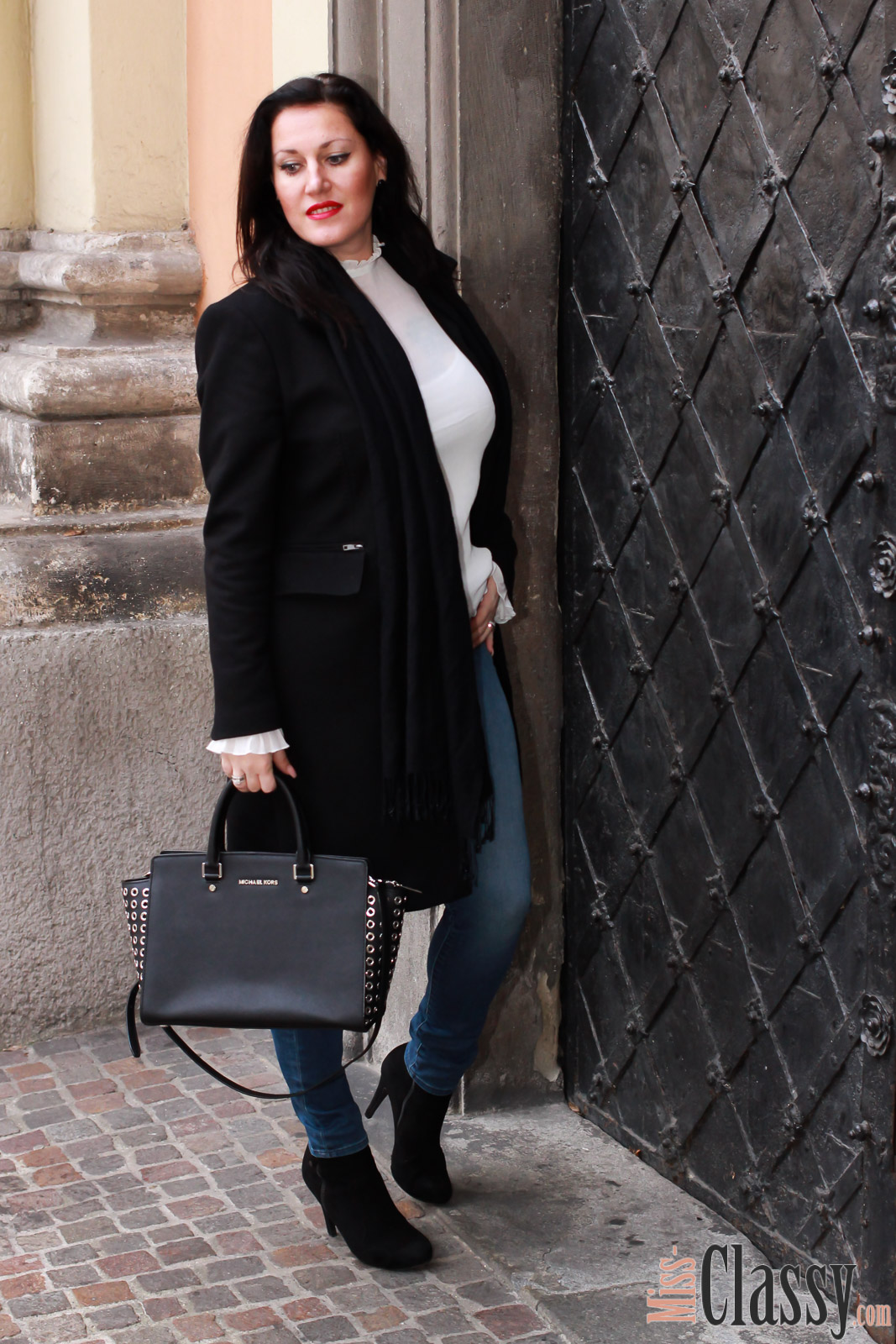 OUTFIT Schwarzer Wollmantel und weiße Bluse mit Glockenärmeln, Miss Classy, classy, beclassy. Fashionblogger, Fashionblog, Fashion, Trend, Österreich, Austria, Graz, Wollmantel, Esprit, Michael Kors, Selma Bag, Weihnachten, Christkindlmarkt Graz, TK Maxx, Stiefeletten, H&M, MAC Cosmetics, Lippenstift