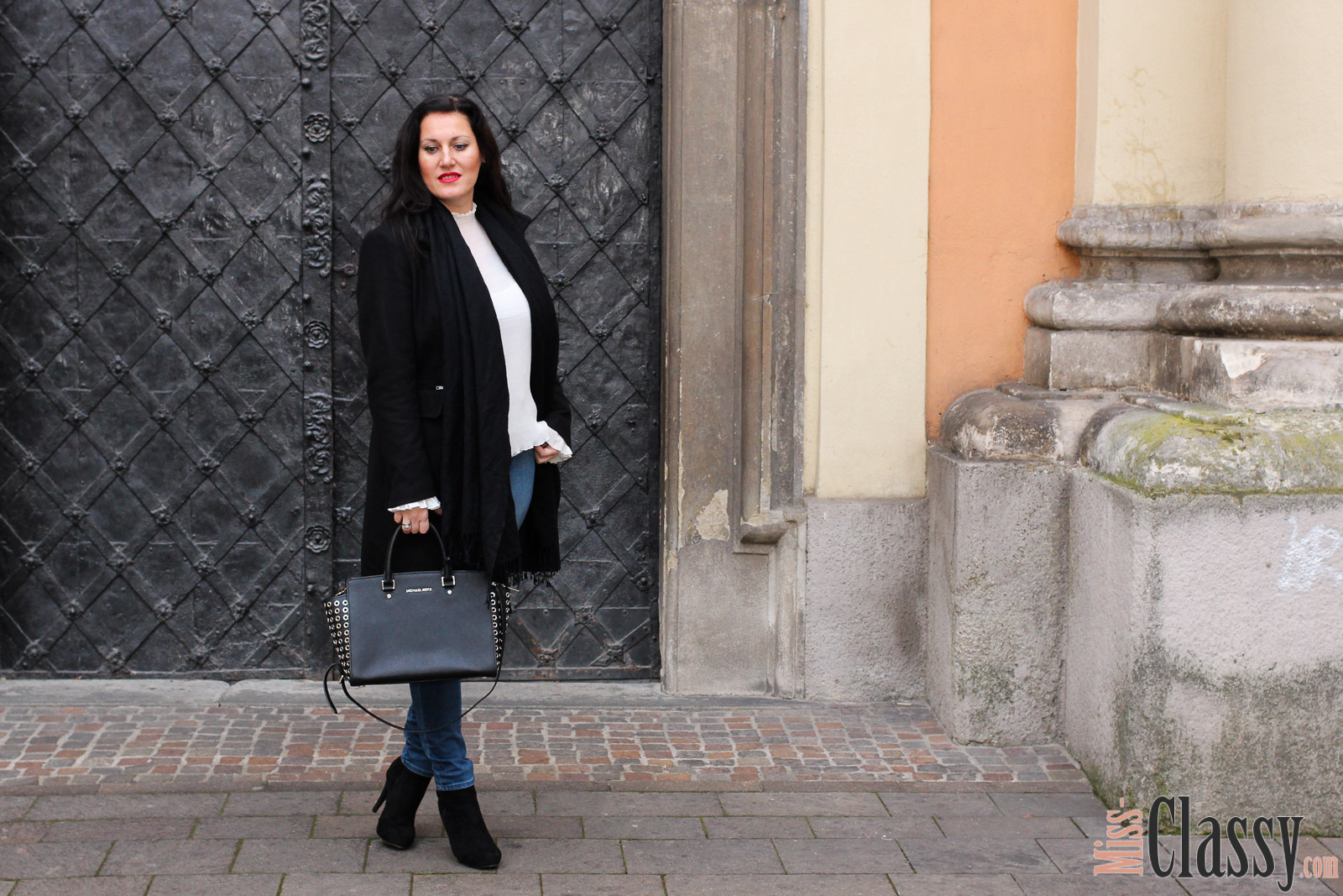 OUTFIT Schwarzer Wollmantel und weiße Bluse mit Glockenärmeln, Miss Classy, classy, beclassy. Fashionblogger, Fashionblog, Fashion, Trend, Österreich, Austria, Graz, Wollmantel, Esprit, Michael Kors, Selma Bag, Weihnachten, Christkindlmarkt Graz, TK Maxx, Stiefeletten, H&M, MAC Cosmetics, Lippenstift