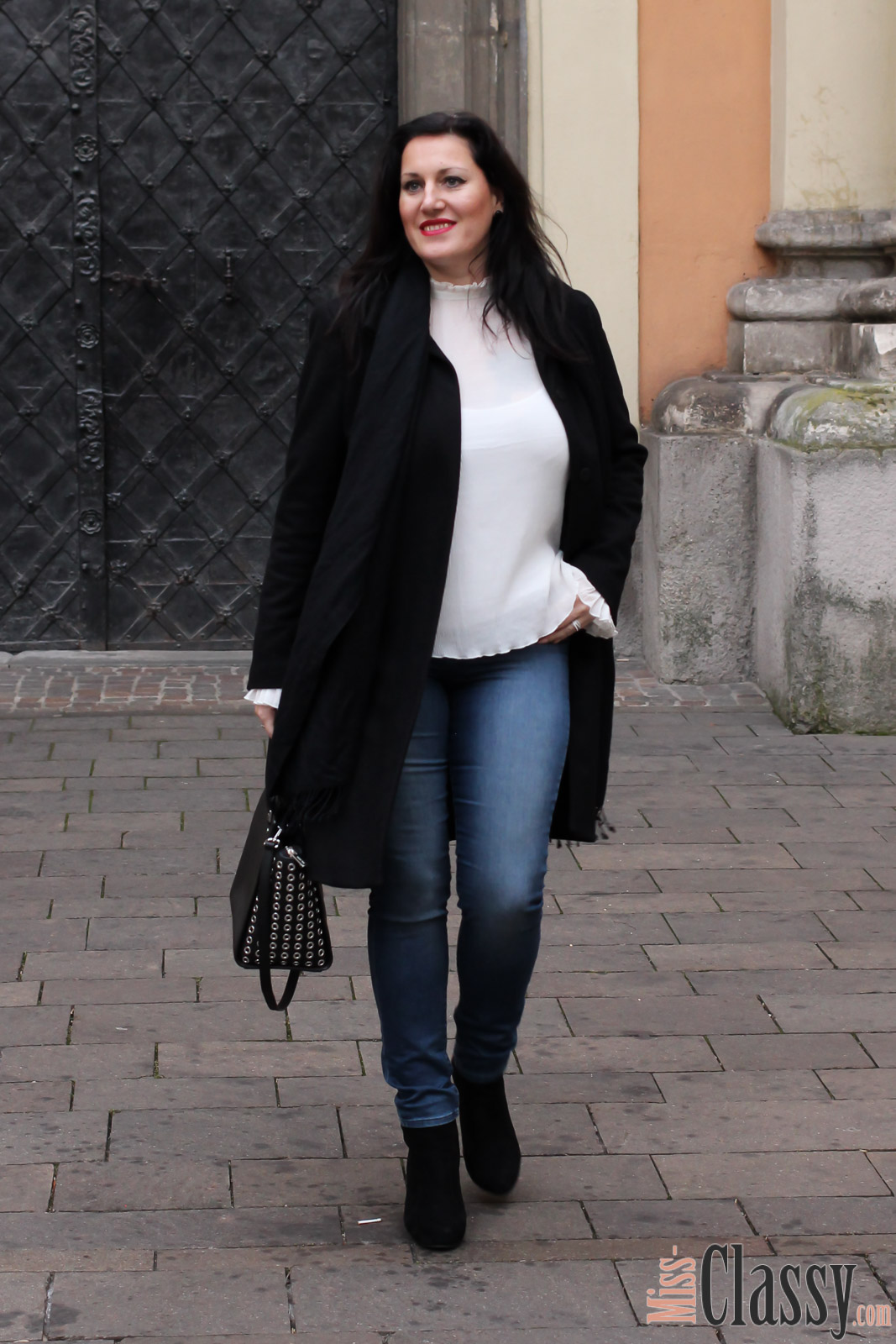 OUTFIT Schwarzer Wollmantel und weiße Bluse mit Glockenärmeln, Miss Classy, classy, beclassy. Fashionblogger, Fashionblog, Fashion, Trend, Österreich, Austria, Graz, Wollmantel, Esprit, Michael Kors, Selma Bag, Weihnachten, Christkindlmarkt Graz, TK Maxx, Stiefeletten, H&M, MAC Cosmetics, Lippenstift