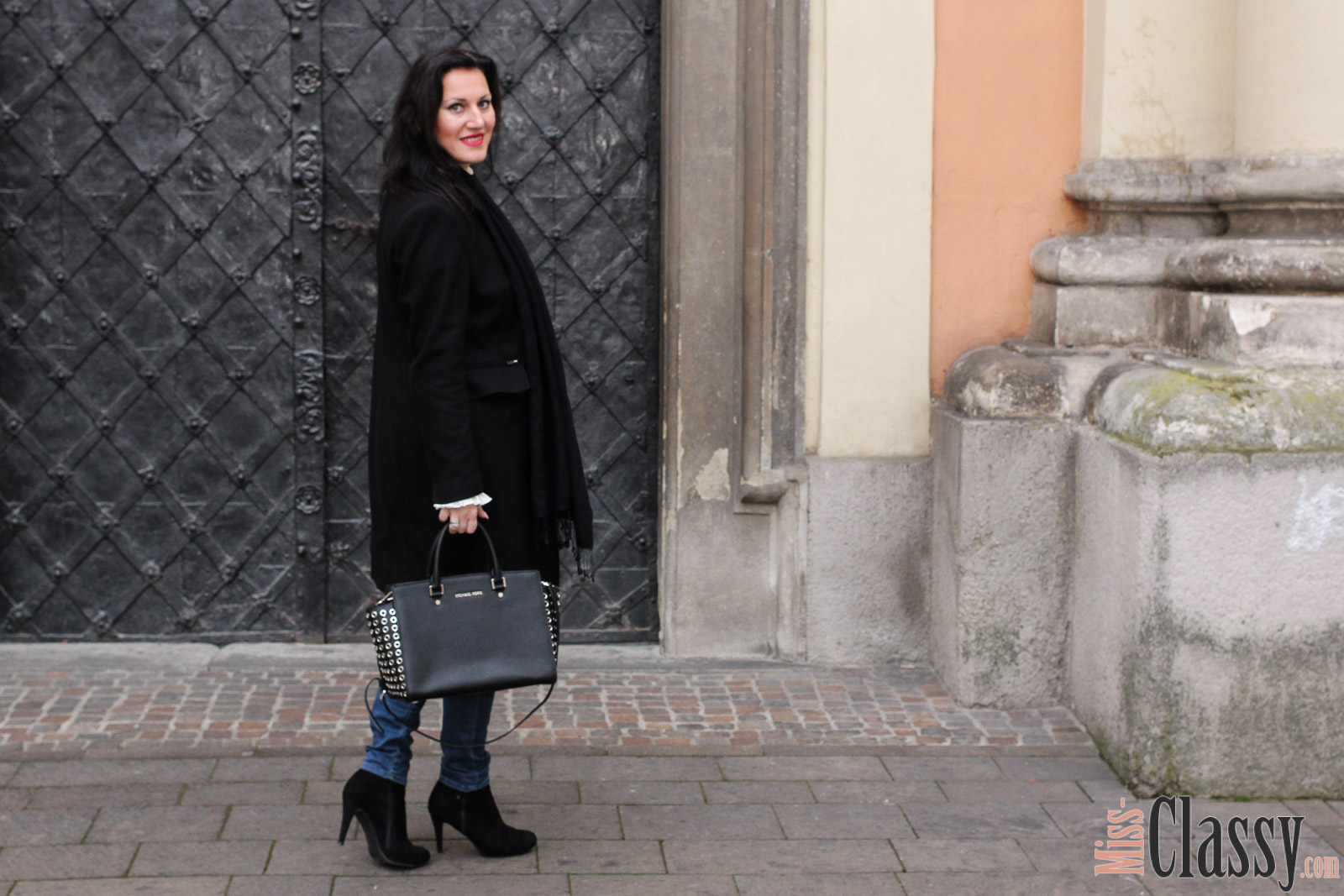 OUTFIT Schwarzer Wollmantel und weiße Bluse mit Glockenärmeln, Miss Classy, classy, beclassy. Fashionblogger, Fashionblog, Fashion, Trend, Österreich, Austria, Graz, Wollmantel, Esprit, Michael Kors, Selma Bag, Weihnachten, Christkindlmarkt Graz, TK Maxx, Stiefeletten, H&M, MAC Cosmetics, Lippenstift