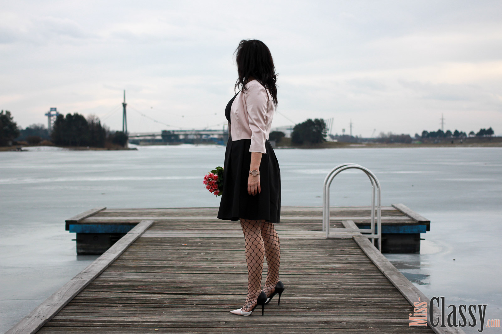 OUTFIT Mein Outfit für den Valentinstag - 7 Girls 7 Styles, Miss Classy, miss-classy.com, Fashionblog, Fashionblogger, Fashionblog Graz, Lifestyleblog Graz, Graz, Steiermark, Österreich, classy, beclassy, classy Fashion, Valentinstag, Liebe, Tag der Liebe, Rosen, Blumen, Be my Valentine, High Heels, Kleid, Hallhuber, Netzstrumpfhose, Clutch, Michael Kors, Schwarzlsee