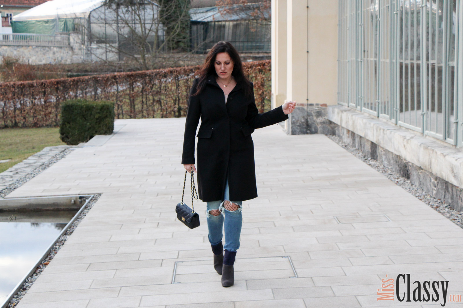 OUTFIT Destroyed Jeans mit Netzstrumpfhose und 3-färbigen Stiefeletten, Miss Classy, miss-classy.com, Fashionblog, Fashionblogger, Fashionblog Graz, Lifestyleblog Graz, Graz, Steiermark, Österreich, classy, beclassy, classy Fashion, Wollmantel Esprit, Destroyed Jeans, Netzstrumpfhose, blaue Handtasche, Stiefeletten, blau-graz-schwarze Stiefeletten, 3-färbige Stiefeletten, Lazzarini, Humanic, Orangerie Graz, Burggarten Graz, Schloßberg, Uhrturm