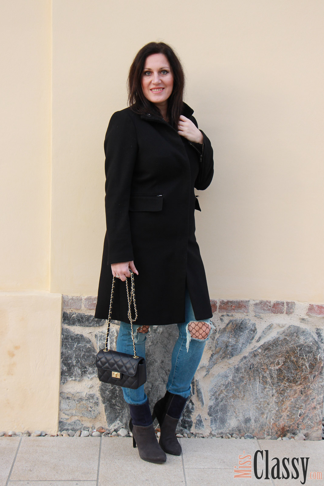 OUTFIT Destroyed Jeans mit Netzstrumpfhose und 3-färbigen Stiefeletten, Miss Classy, miss-classy.com, Fashionblog, Fashionblogger, Fashionblog Graz, Lifestyleblog Graz, Graz, Steiermark, Österreich, classy, beclassy, classy Fashion, Wollmantel Esprit, Destroyed Jeans, Netzstrumpfhose, blaue Handtasche, Stiefeletten, blau-graz-schwarze Stiefeletten, 3-färbige Stiefeletten, Lazzarini, Humanic, Orangerie Graz, Burggarten Graz, Schloßberg, Uhrturm