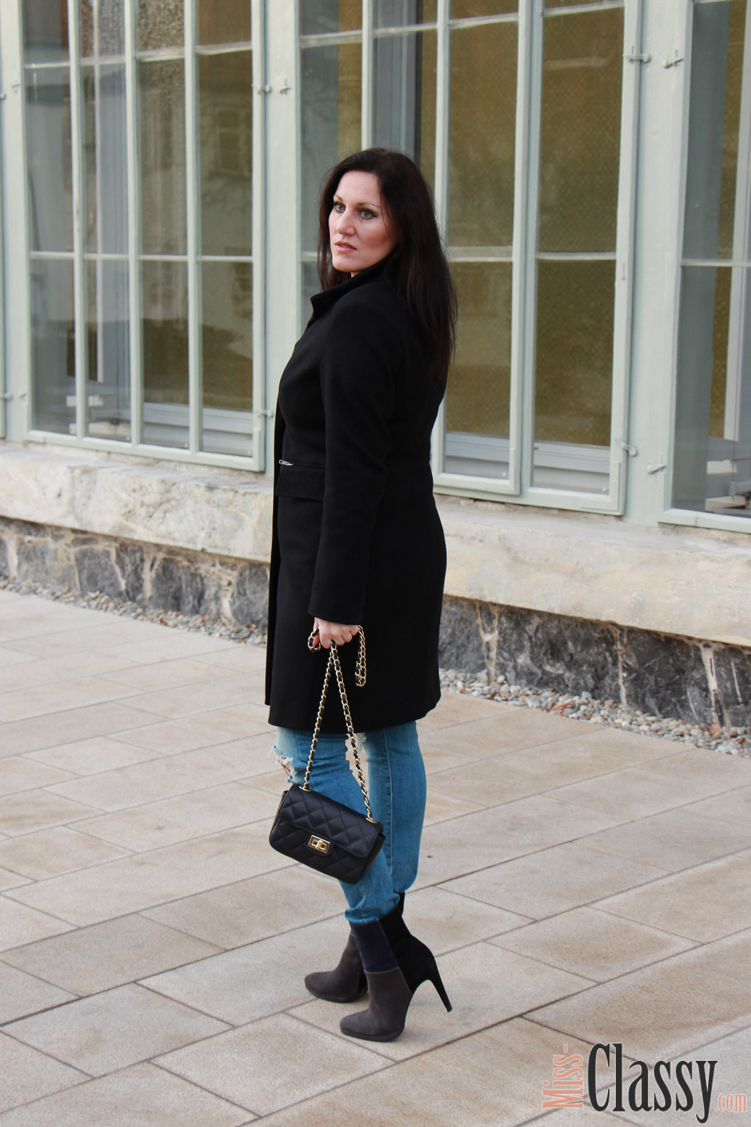 OUTFIT Destroyed Jeans mit Netzstrumpfhose und 3-färbigen Stiefeletten, Miss Classy, miss-classy.com, Fashionblog, Fashionblogger, Fashionblog Graz, Lifestyleblog Graz, Graz, Steiermark, Österreich, classy, beclassy, classy Fashion, Wollmantel Esprit, Destroyed Jeans, Netzstrumpfhose, blaue Handtasche, Stiefeletten, blau-graz-schwarze Stiefeletten, 3-färbige Stiefeletten, Lazzarini, Humanic, Orangerie Graz, Burggarten Graz, Schloßberg, Uhrturm