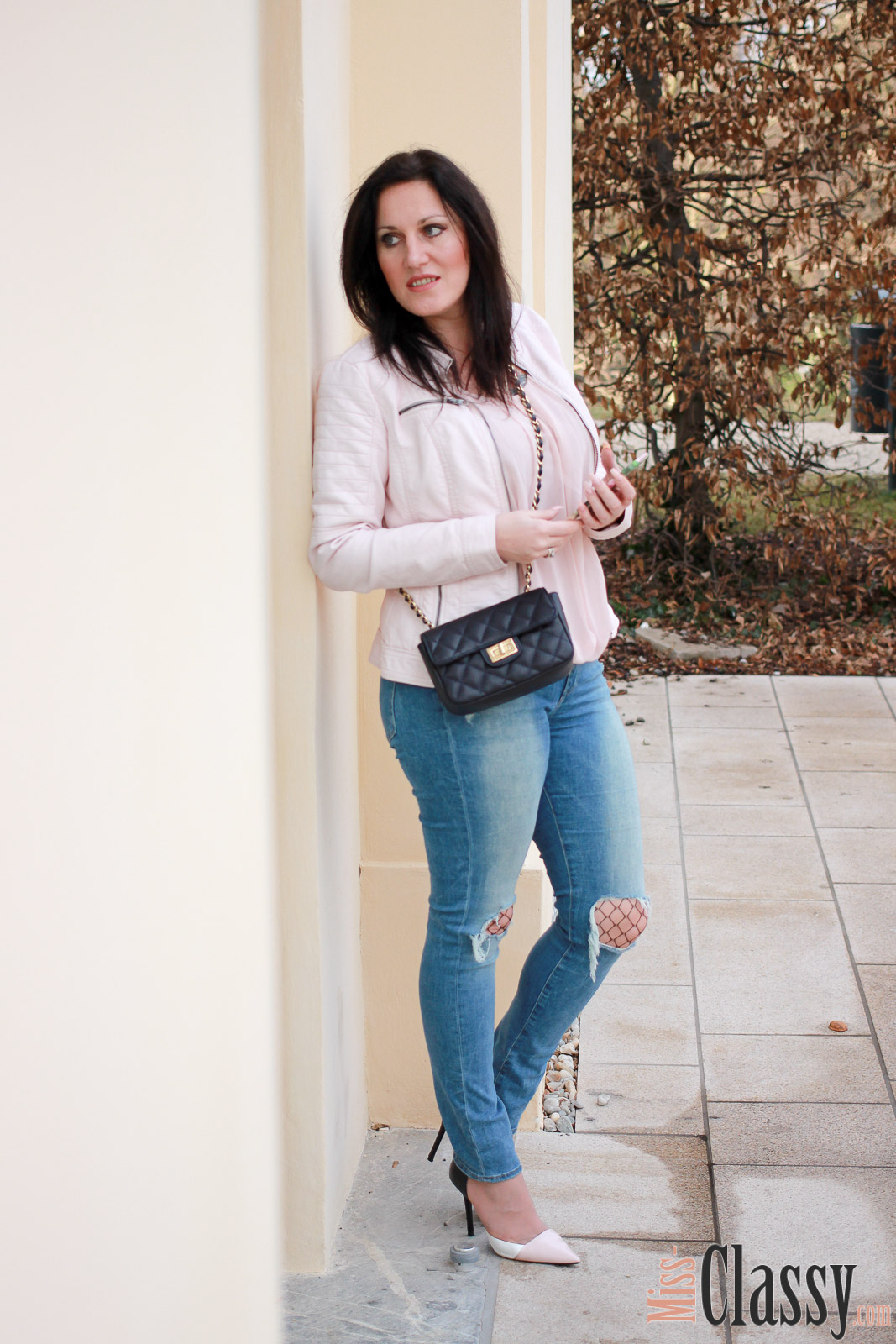 OUTFIT Frühlingsoutfit mit rosa Lederjacke – 7 Girls 7 Styles, Miss Classy, miss-classy.com, Fashionblog, Fashionblogger, Fashionblog Graz, Lifestyleblog Graz, Graz, Orangerie, Burggarten, Steiermark, Österreich, classy, beclassy, classy Fashion, Frühling in Graz, rosa Lederjacke, rosa Seidentop, Michael Kors Armbanduhr, Rosegold, Netzstrumpfhose, Fishnet Tights, Destroyed Jeans, blaue Handtasche, High Heels, Zara