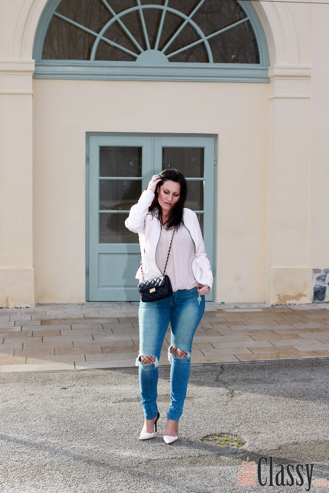 OUTFIT Frühlingsoutfit mit rosa Lederjacke – 7 Girls 7 Styles, Miss Classy, miss-classy.com, Fashionblog, Fashionblogger, Fashionblog Graz, Lifestyleblog Graz, Graz, Orangerie, Burggarten, Steiermark, Österreich, classy, beclassy, classy Fashion, Frühling in Graz, rosa Lederjacke, rosa Seidentop, Michael Kors Armbanduhr, Rosegold, Netzstrumpfhose, Fishnet Tights, Destroyed Jeans, blaue Handtasche, High Heels, Zara