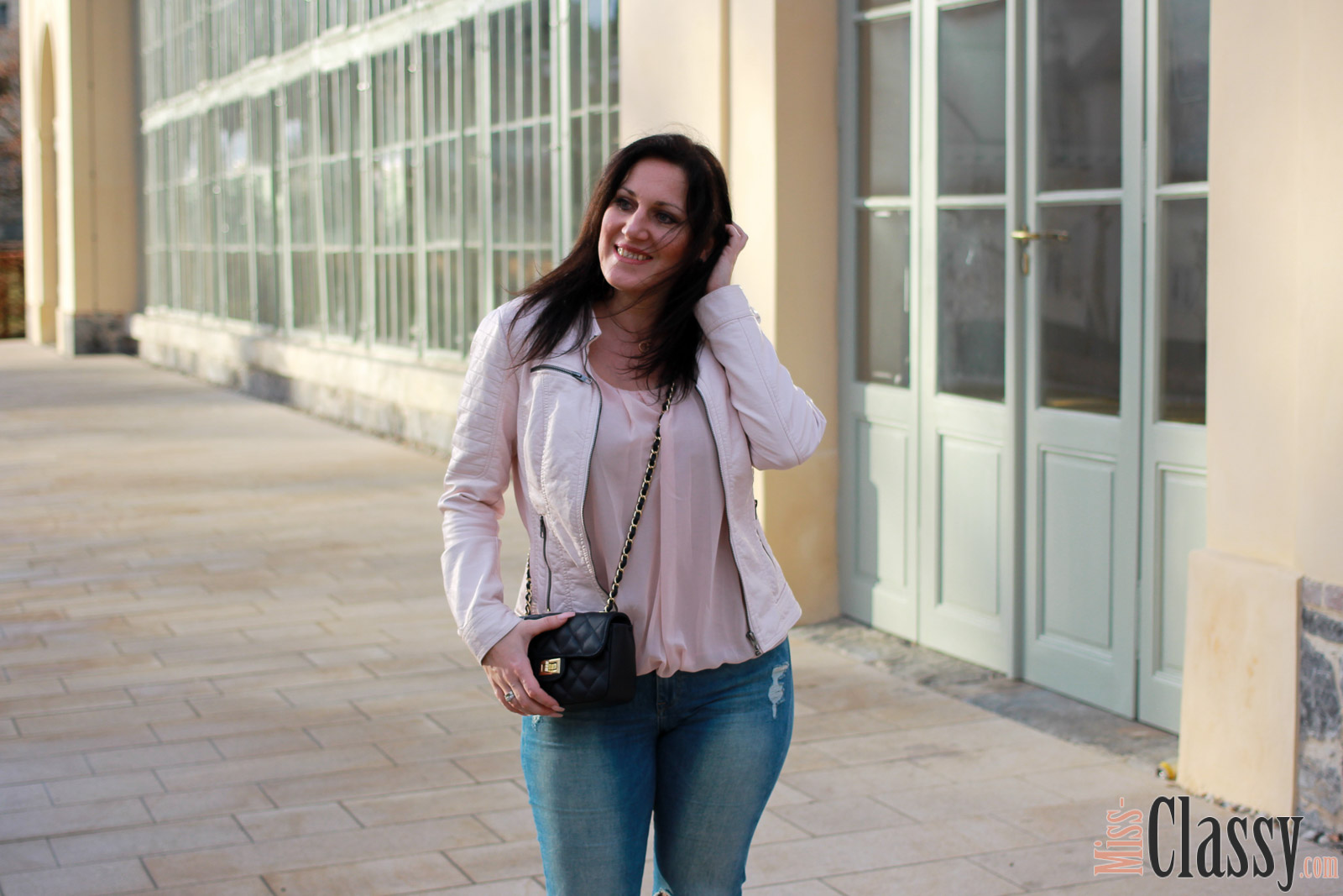 OUTFIT Frühlingsoutfit mit rosa Lederjacke – 7 Girls 7 Styles, Miss Classy, miss-classy.com, Fashionblog, Fashionblogger, Fashionblog Graz, Lifestyleblog Graz, Graz, Orangerie, Burggarten, Steiermark, Österreich, classy, beclassy, classy Fashion, Frühling in Graz, rosa Lederjacke, rosa Seidentop, Michael Kors Armbanduhr, Rosegold, Netzstrumpfhose, Fishnet Tights, Destroyed Jeans, blaue Handtasche, High Heels, Zara