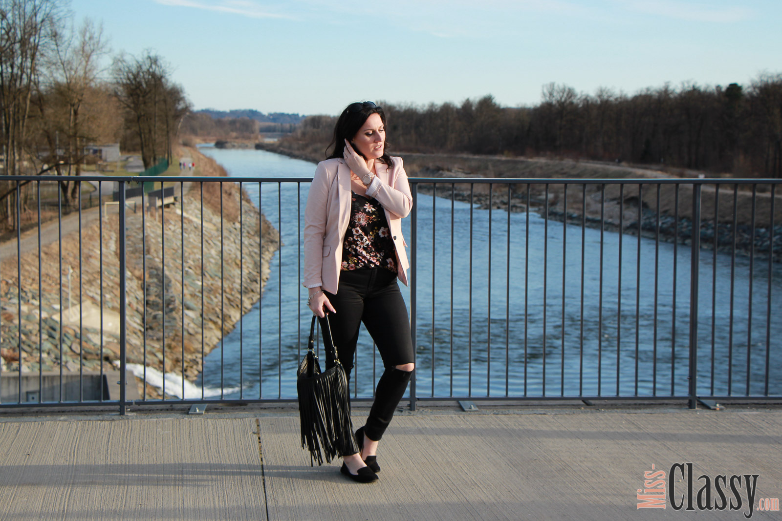 OUTFIT Rosa Blazer und Top mit Blumenprint, Miss Classy, miss-classy.com, Fashionblog, Fashionblogger, Fashionblog Graz, Lifestyleblog Graz, Graz, Steiermark, Österreich, classy, beclassy, classy Fashion, rosa Jersey Blazer, Blumen, Blumenprint, Sonnenbrille Burberry, Michael Kors Armbanduhr, Rosegold, Loafer, Kneecut Jeans, Fransentasche, H&M